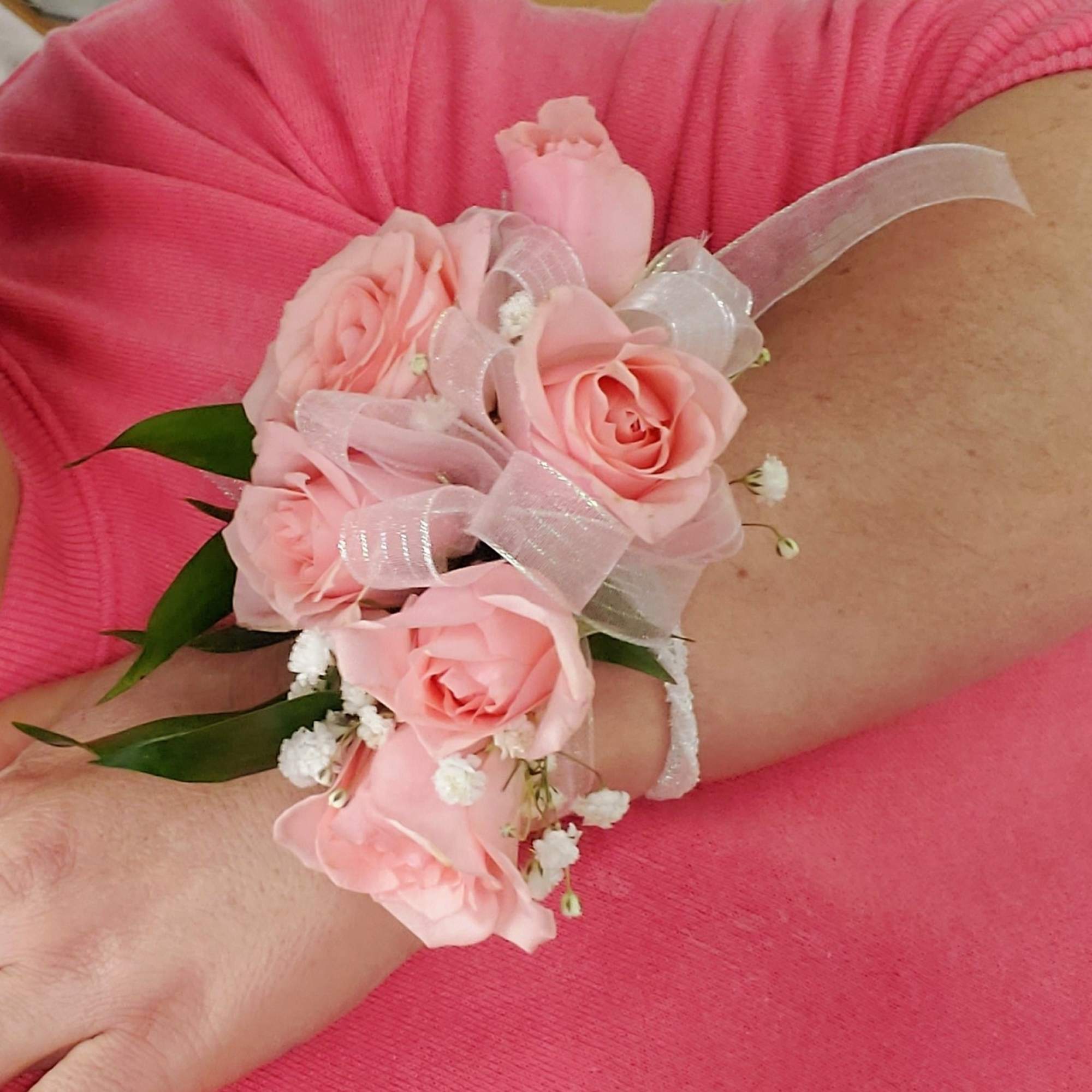 Spray roses comes in set with corsage and boutonniere and color ribbon Spray roses comes in set with corsage and boutonniere and color ribbon