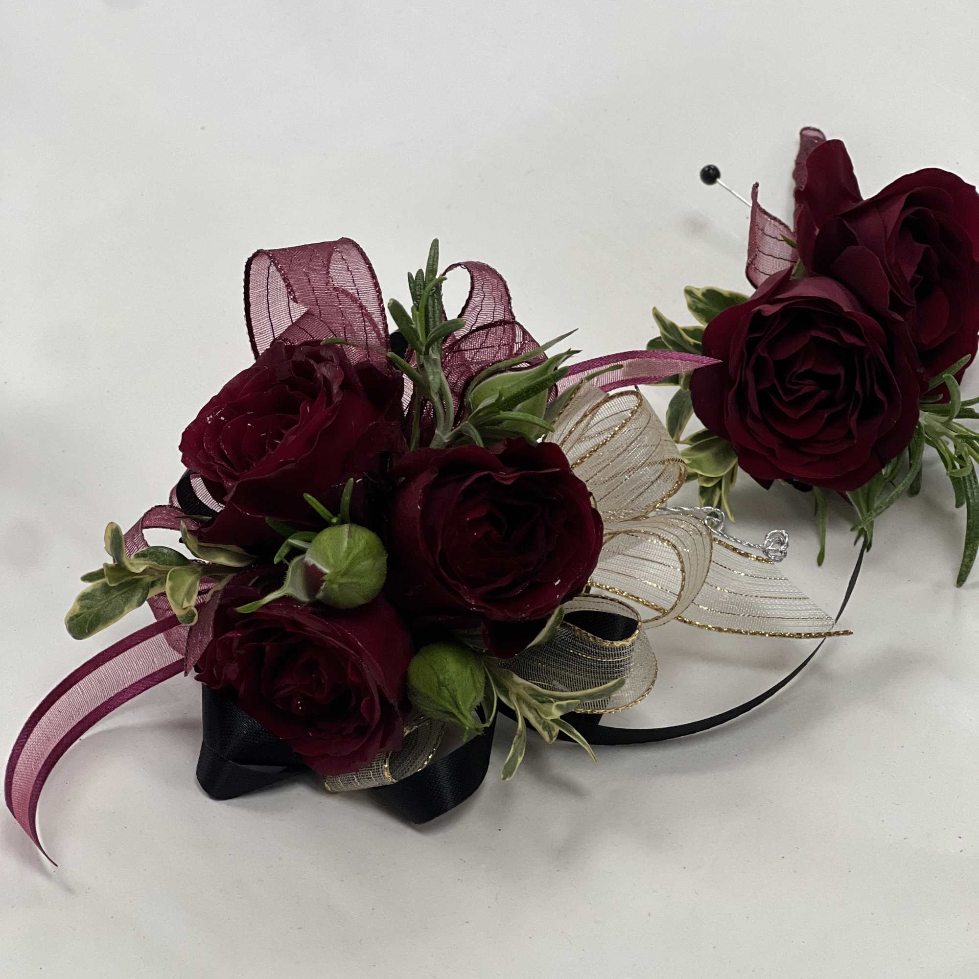 Wrist corsage and Boutonni&egrave;re  set
for prom . 
Color can be your