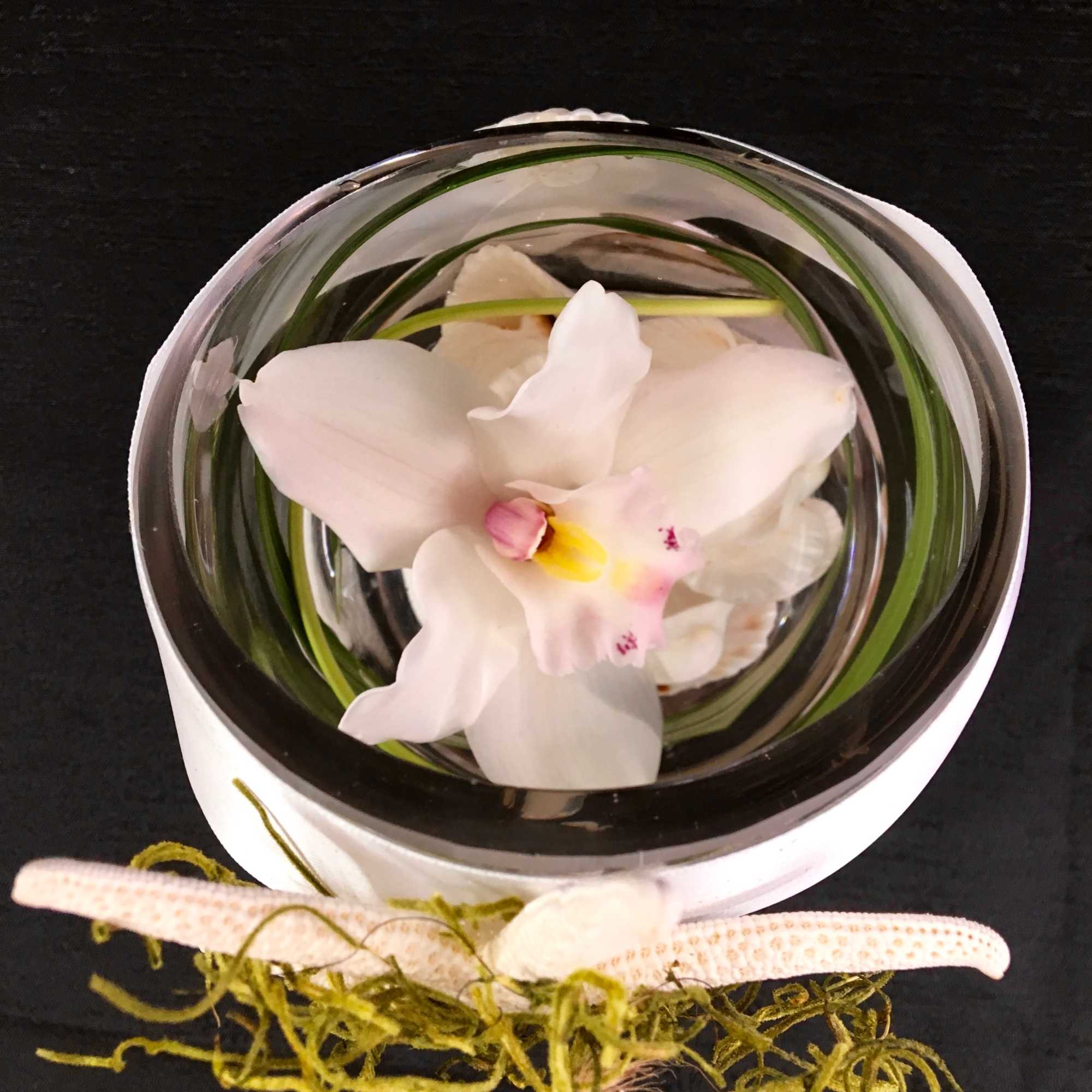 This arrangement is perfect heavy glass angle cut decorated with a beach