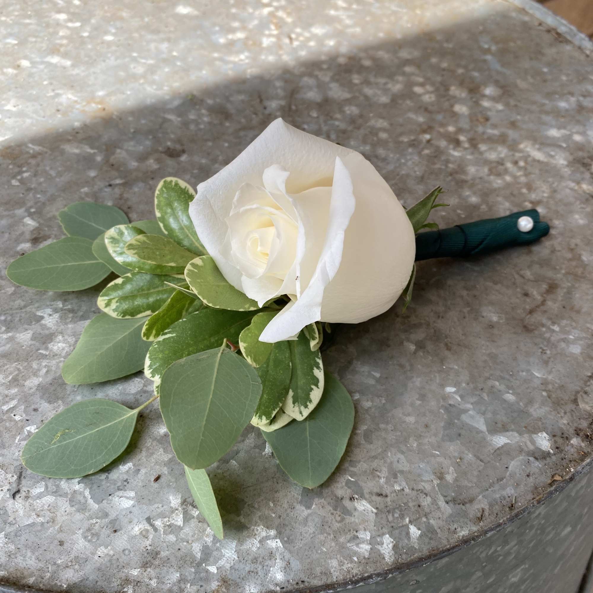 All boutonnieres are custom made to order. PLEASE WHEN ORDERING PUT IN