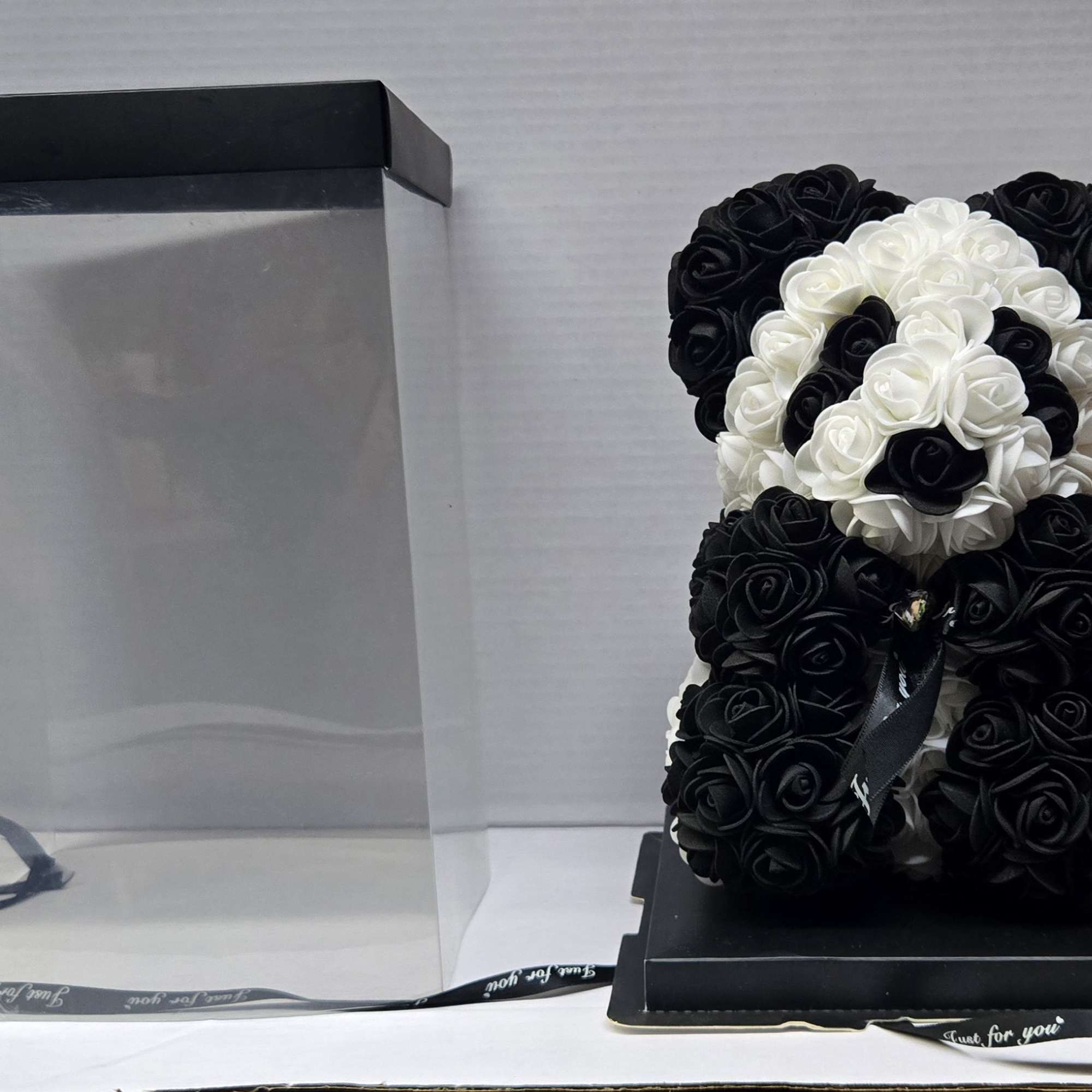 the teddy bear comes with:
box as shown in the picture.
zise 25 cm