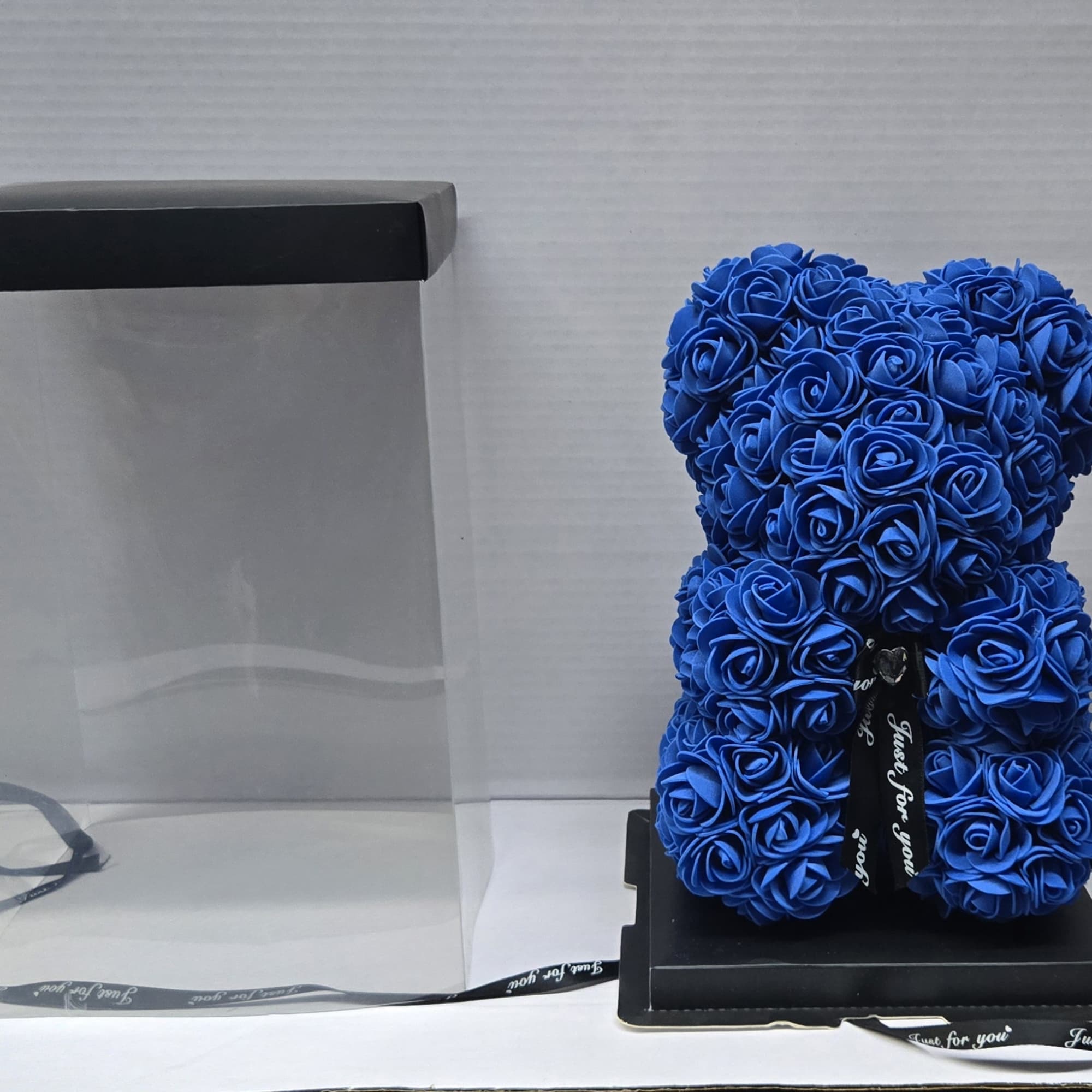 the teddy bear comes with:
box as shown in the picture.
zise 25 cm