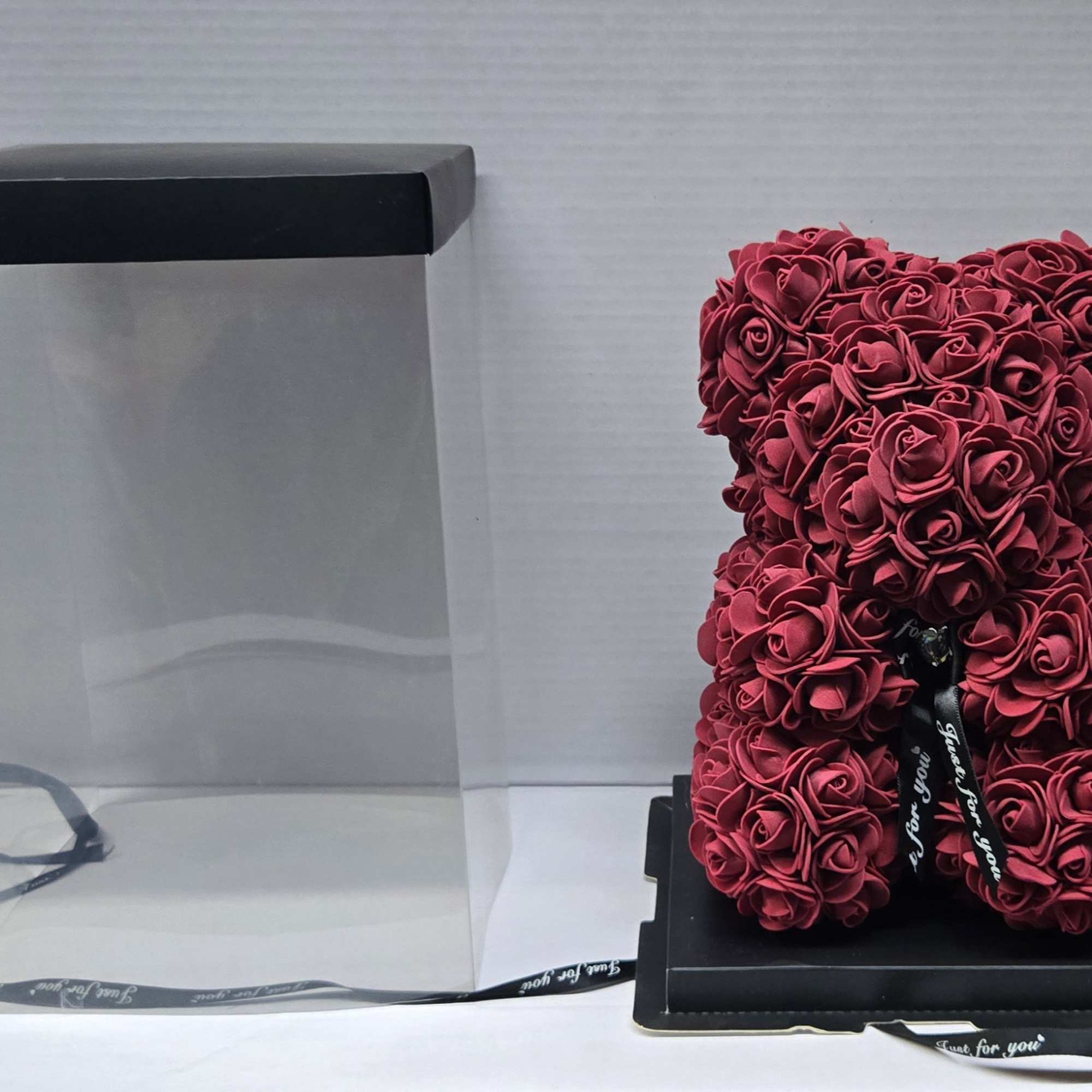 the teddy bear comes with:
box as shown in the picture.
zise 25 cm