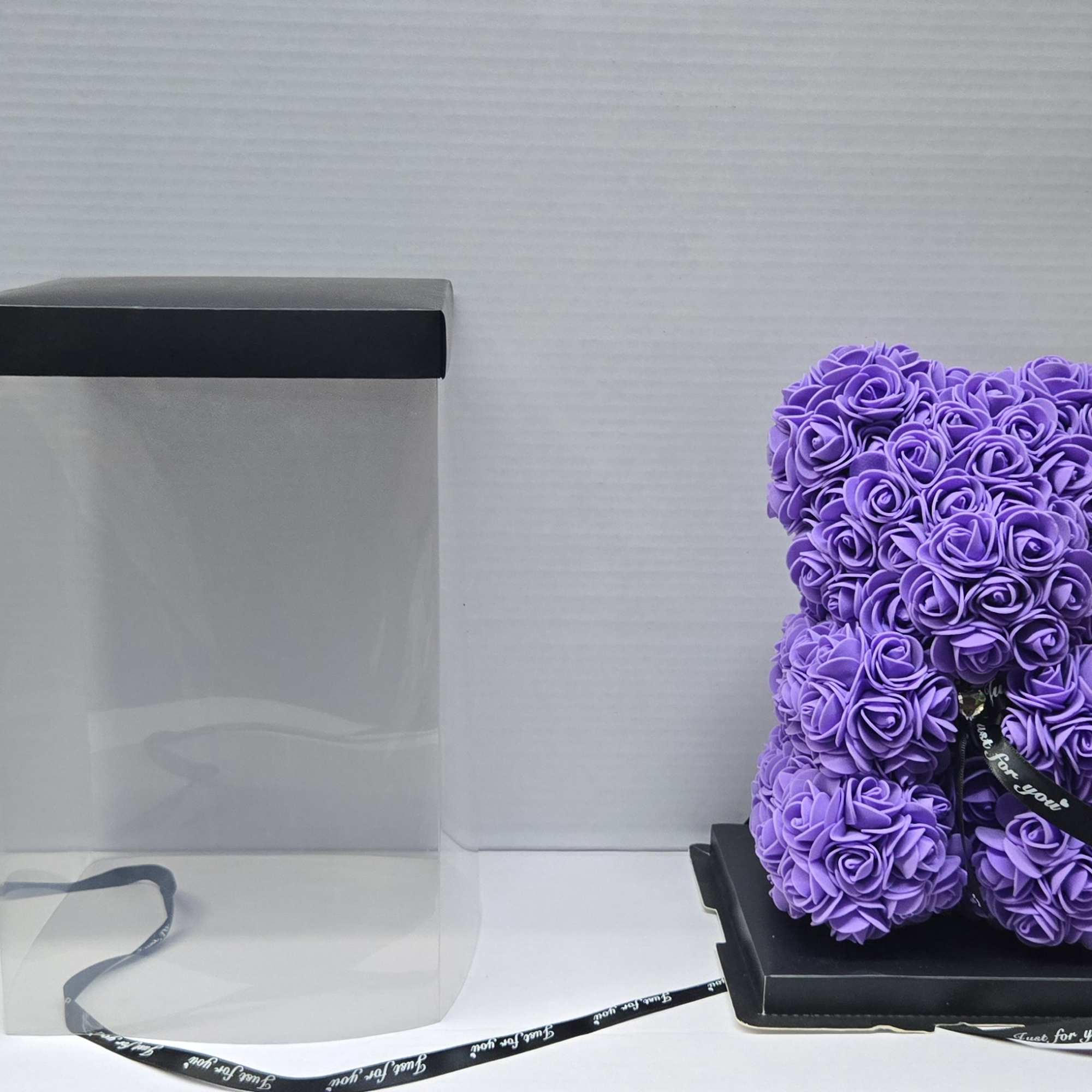 the teddy bear comes with:
box as shown in the picture.
zise 25 cm