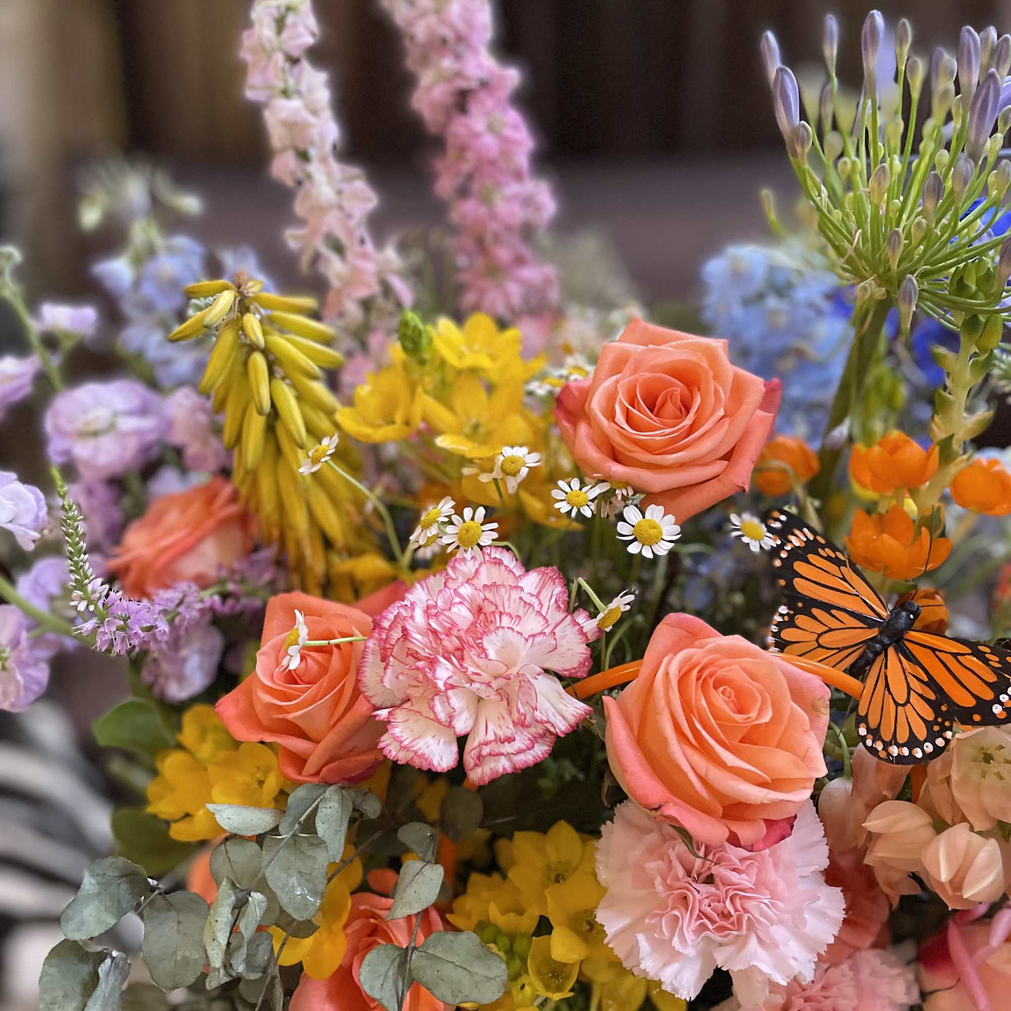 Send sunny day to someone special in a form of floral composition!