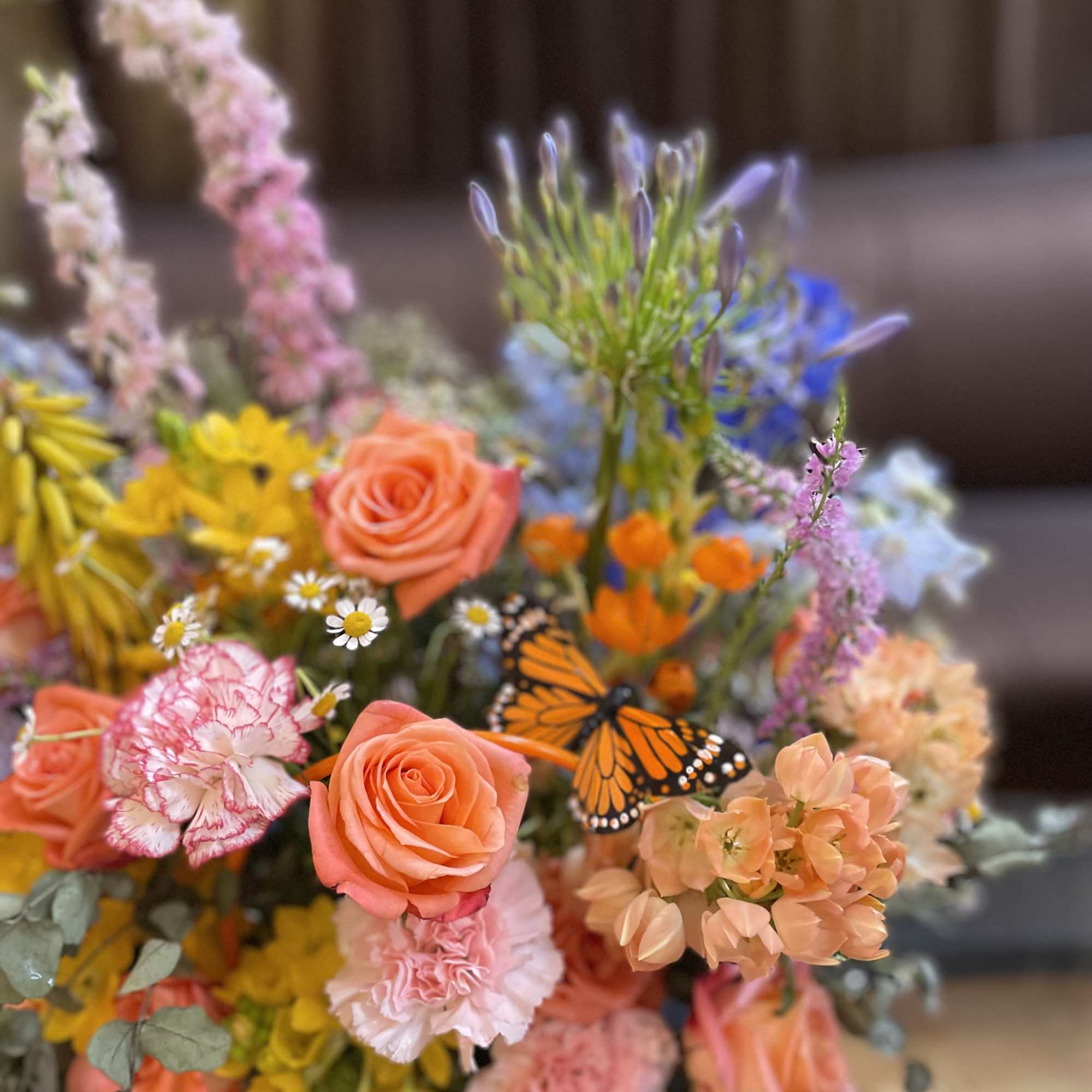 Send sunny day to someone special in a form of floral composition!