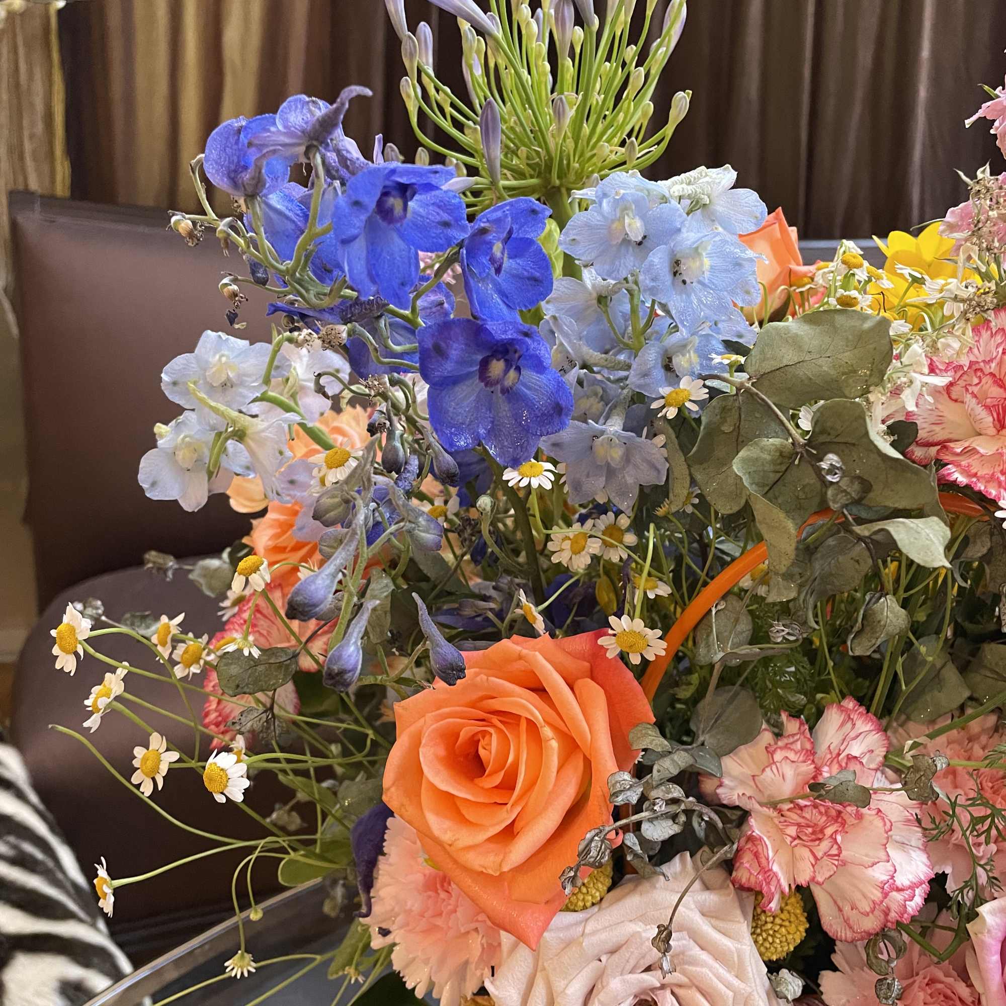 Send sunny day to someone special in a form of floral composition!