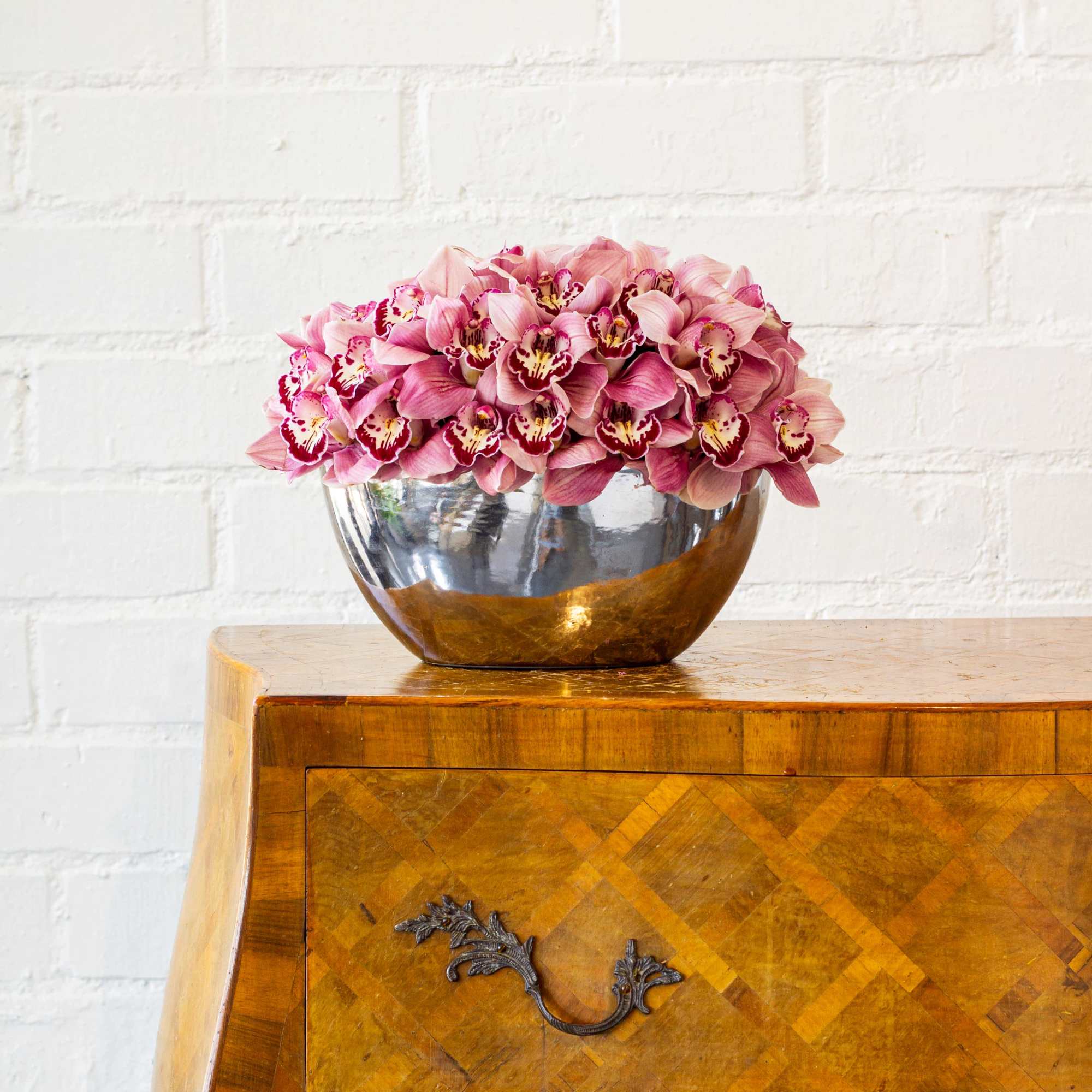  Delight in the captivating beauty of a modern floral creation featuring