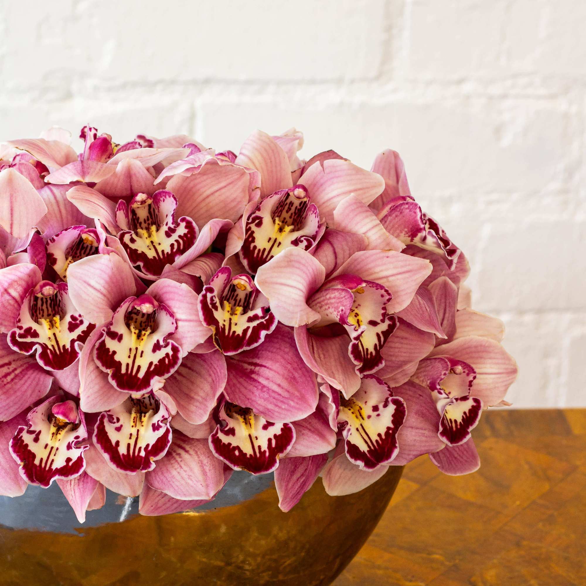  Delight in the captivating beauty of a modern floral creation featuring