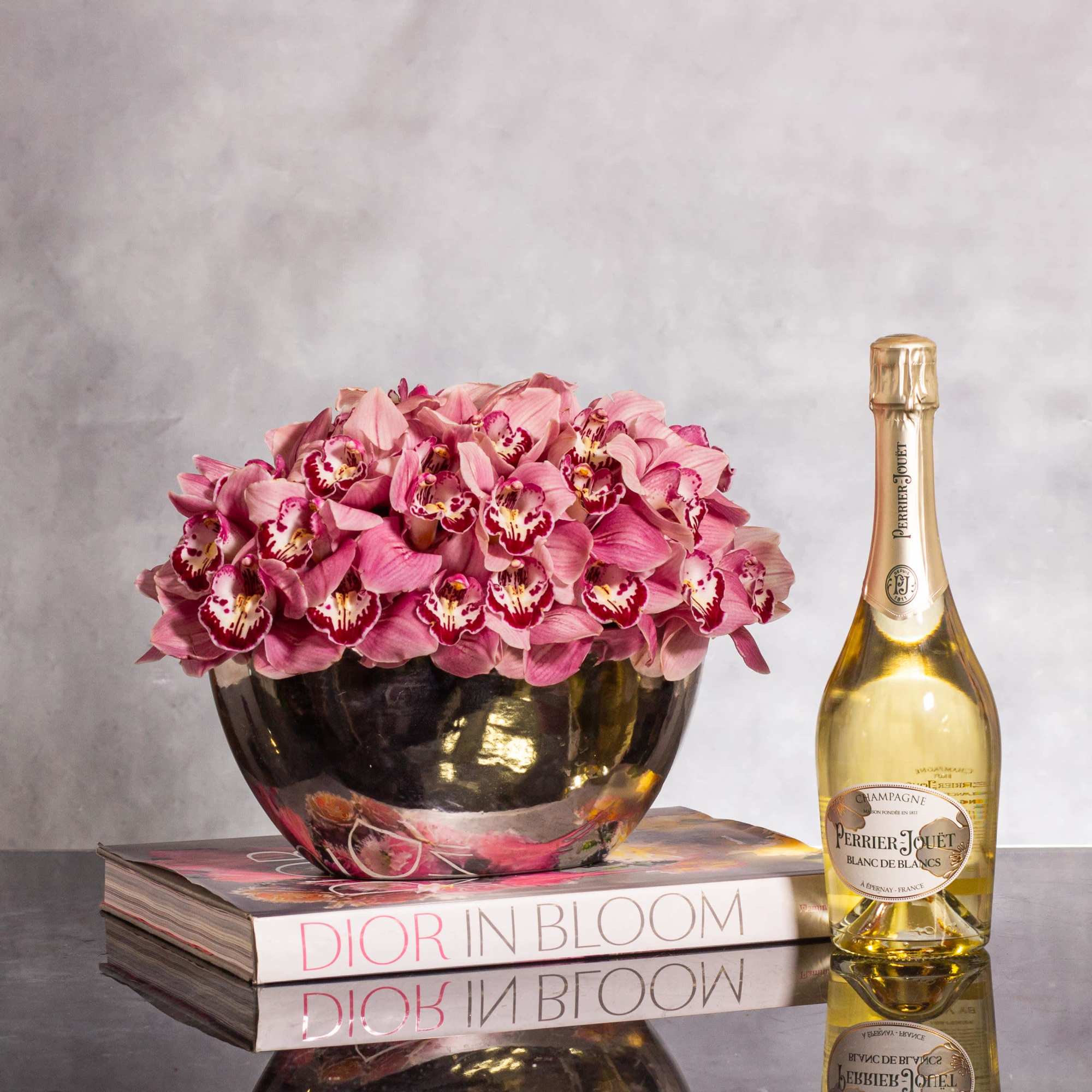  Delight in the captivating beauty of a modern floral creation featuring