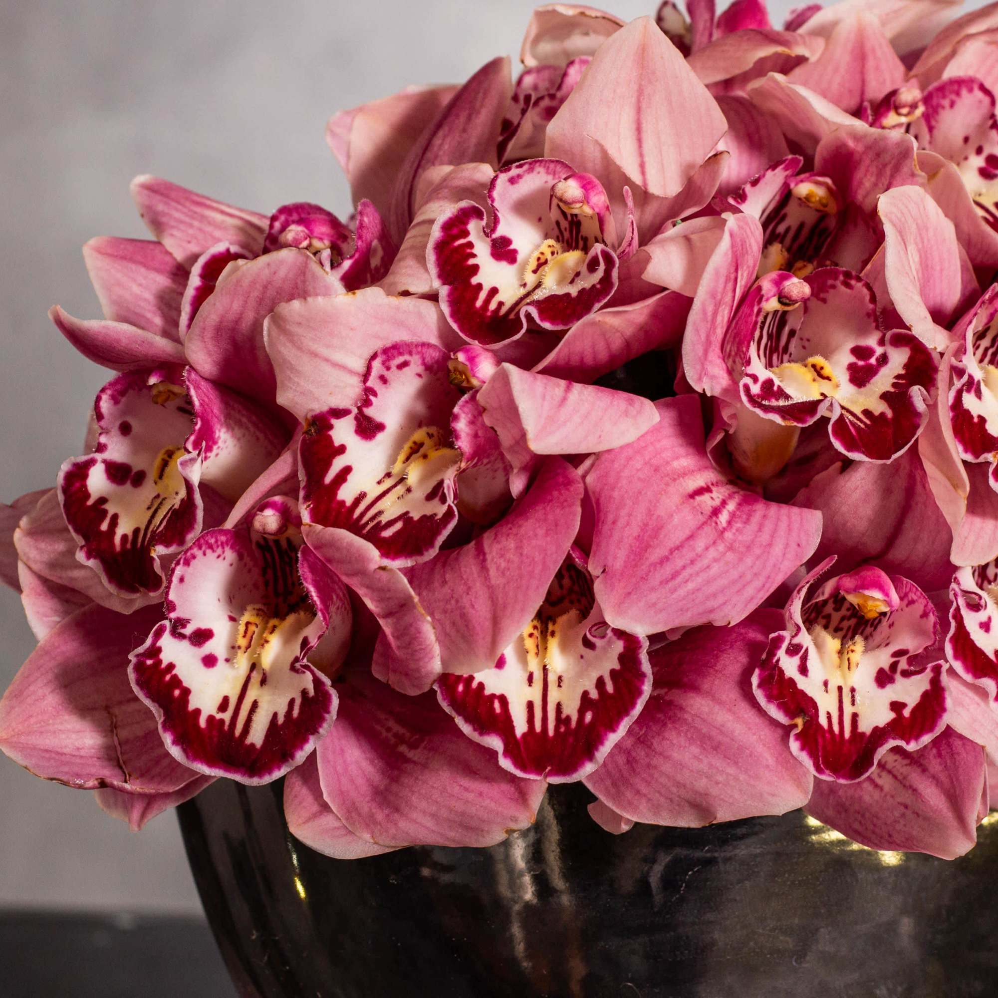  Delight in the captivating beauty of a modern floral creation featuring