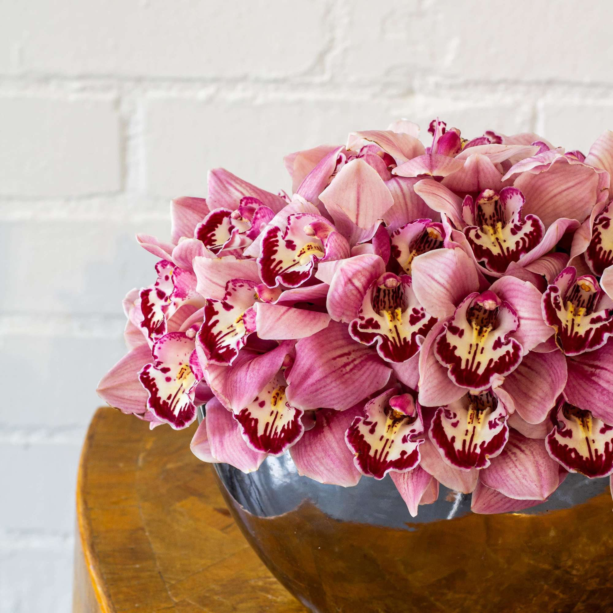  Delight in the captivating beauty of a modern floral creation featuring