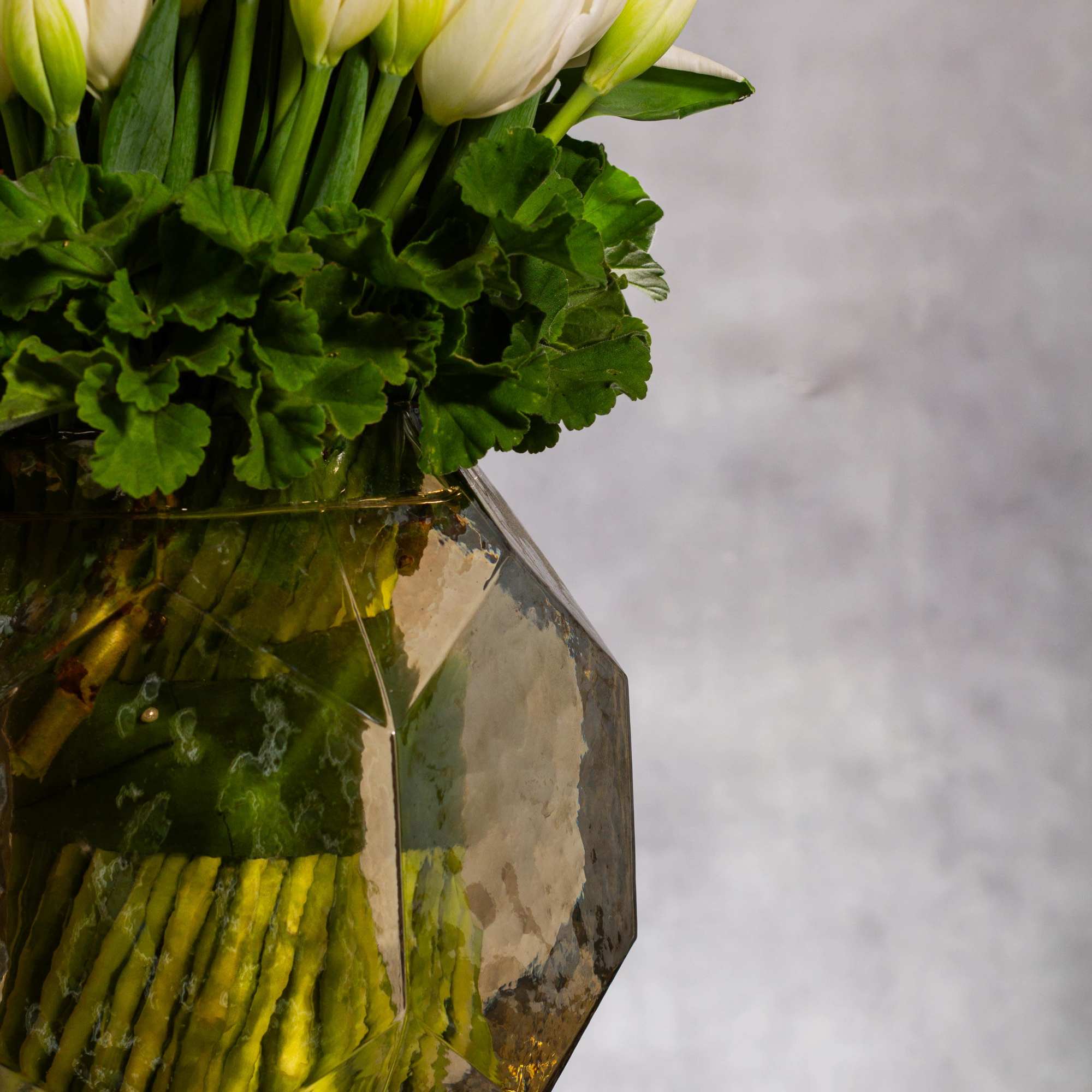 Indulge in a grand display of elegance with this stunning arrangement featuring