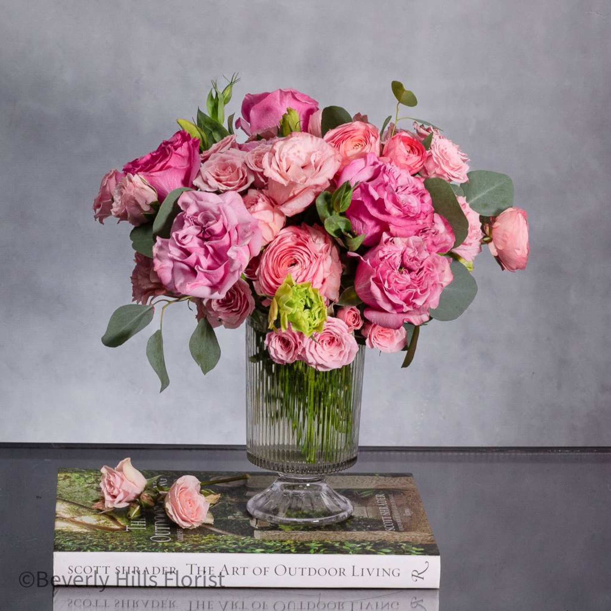 Introducing our charming floral arrangement, meticulously designed for same-day delivery. Nestled in