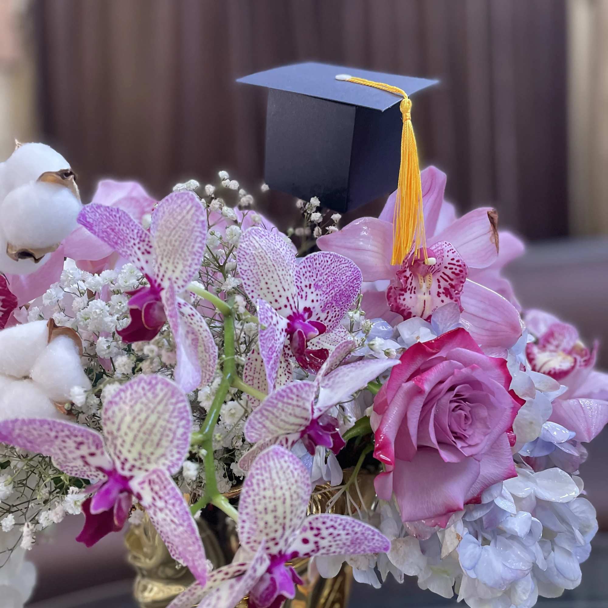 Graduation is a happy celebration and memorable event ! Order flowers and