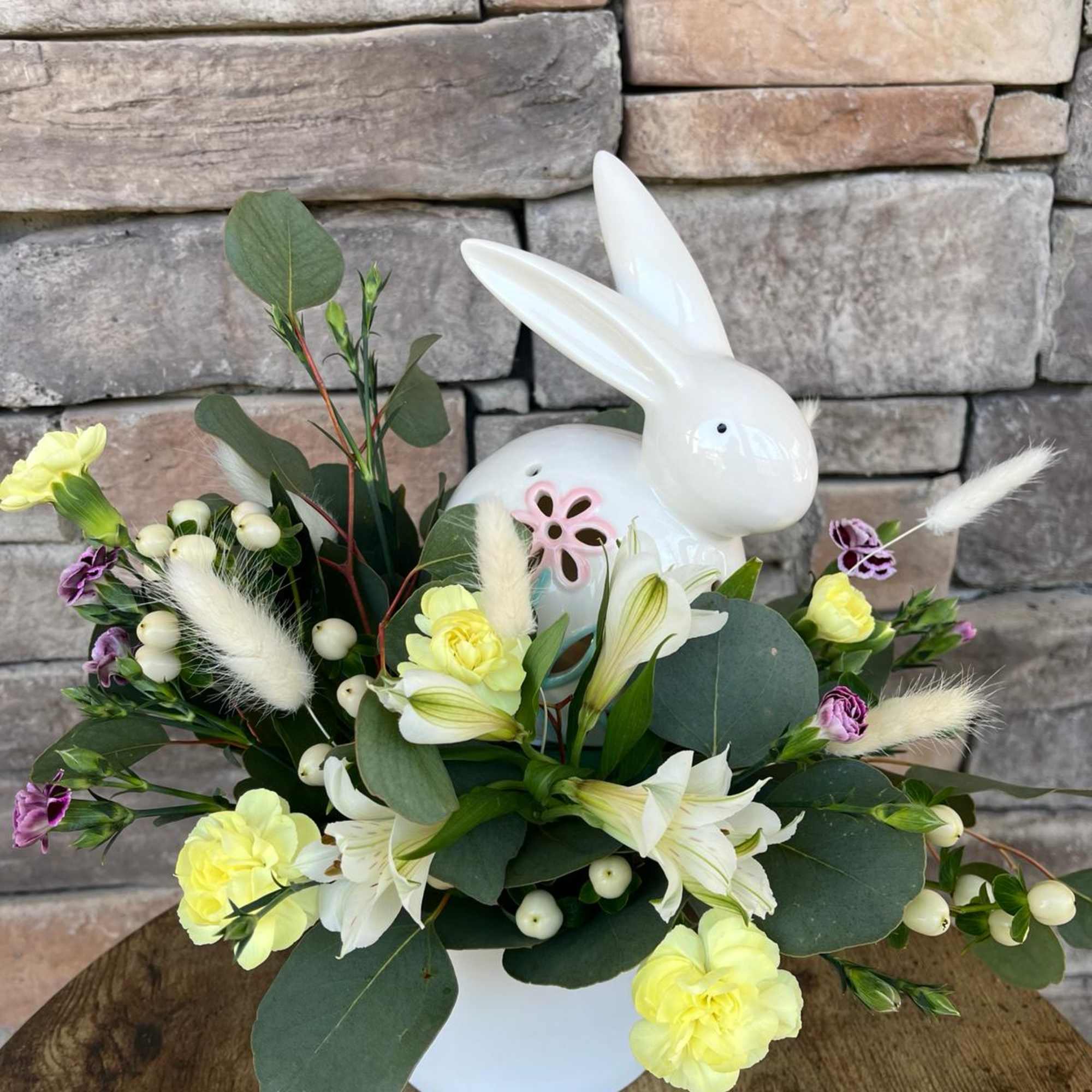 Bunny&#039;s Springtime Gathering: A Yellow Floral Easter Centerpiece

Welcome the joy of Easter