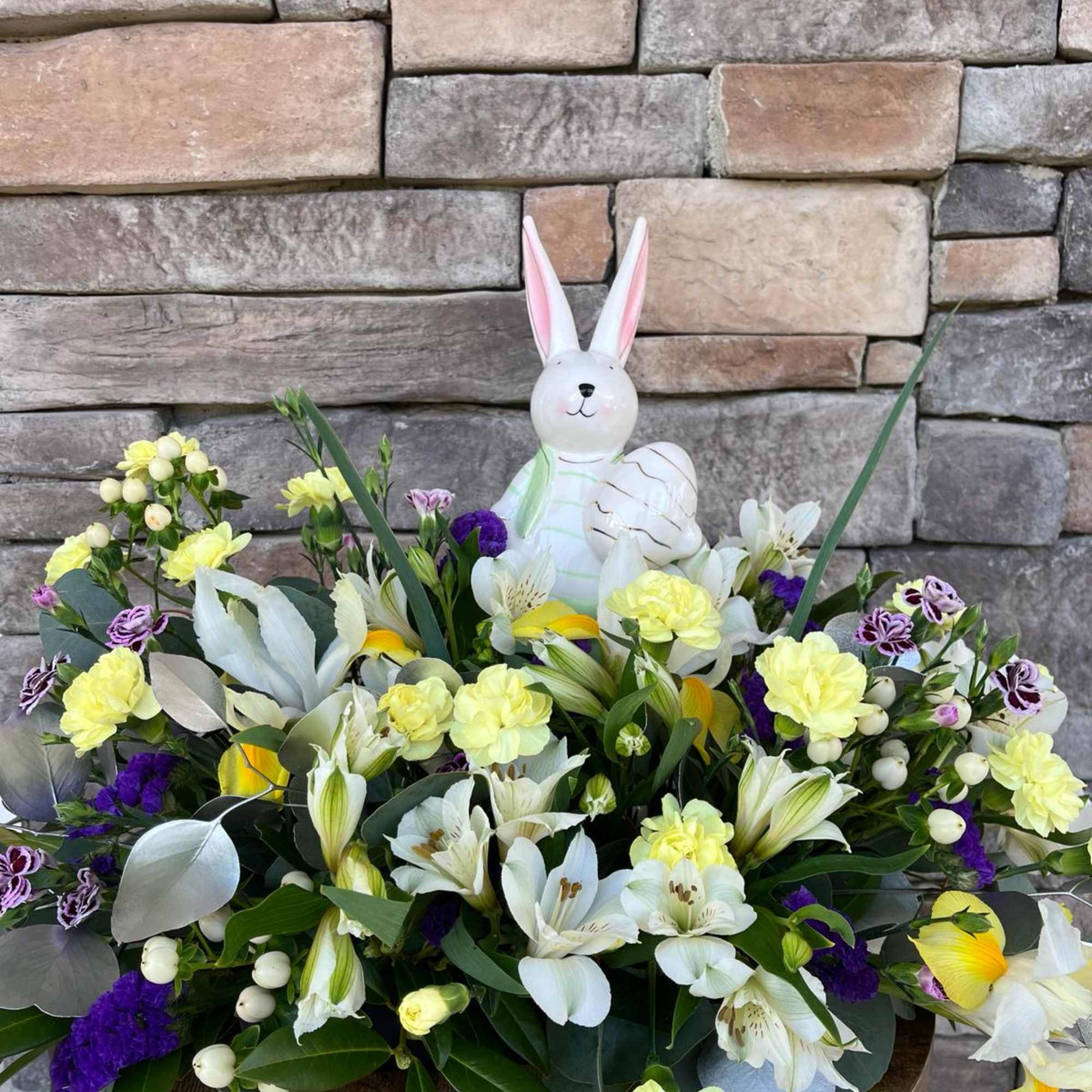 Bunny&#039;s Springtime Gathering: A Yellow Floral Easter Centerpiece

Welcome the joy of Easter