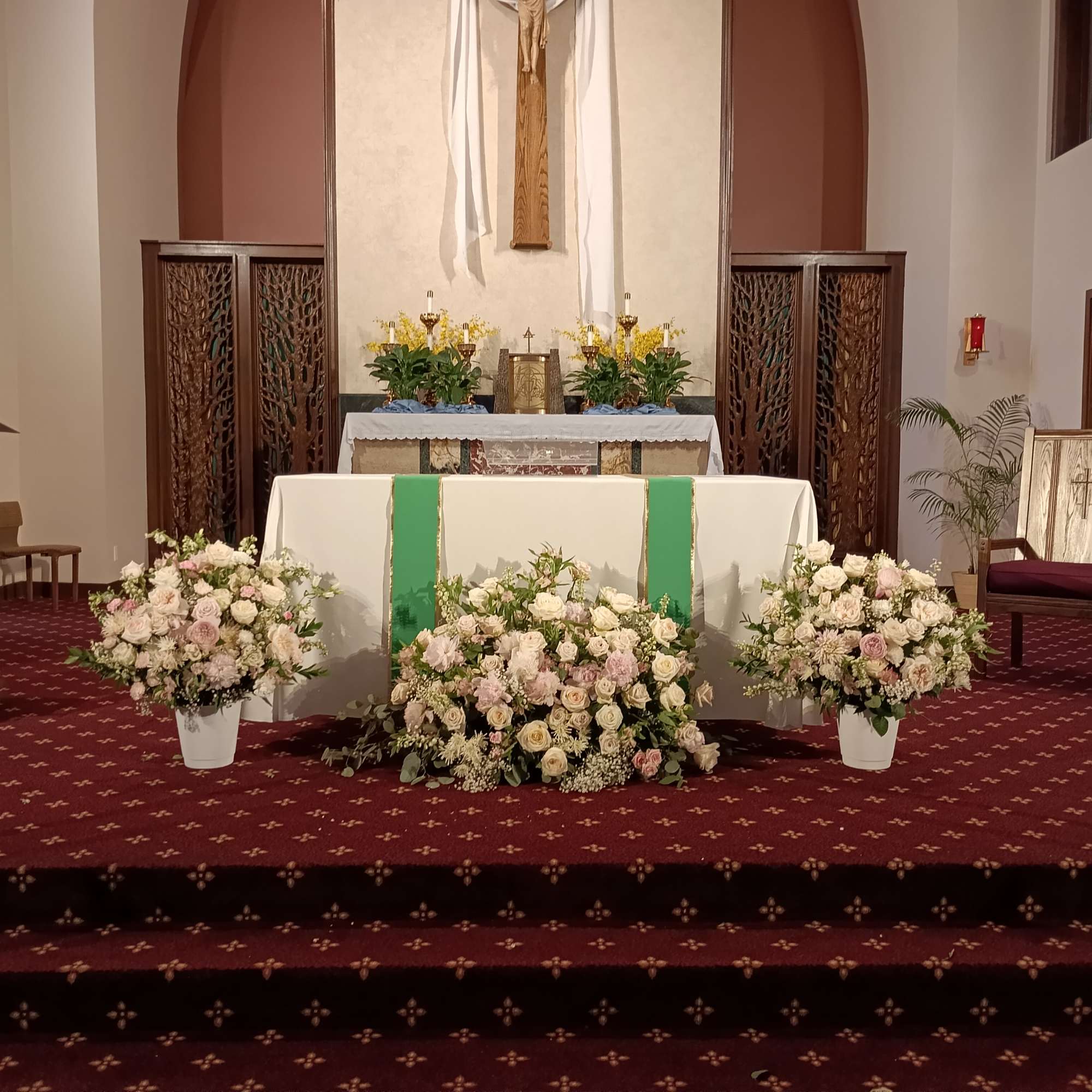 Beautiful blush, pink &amp; white roses, daisies, alstroemeria and other fillers altar