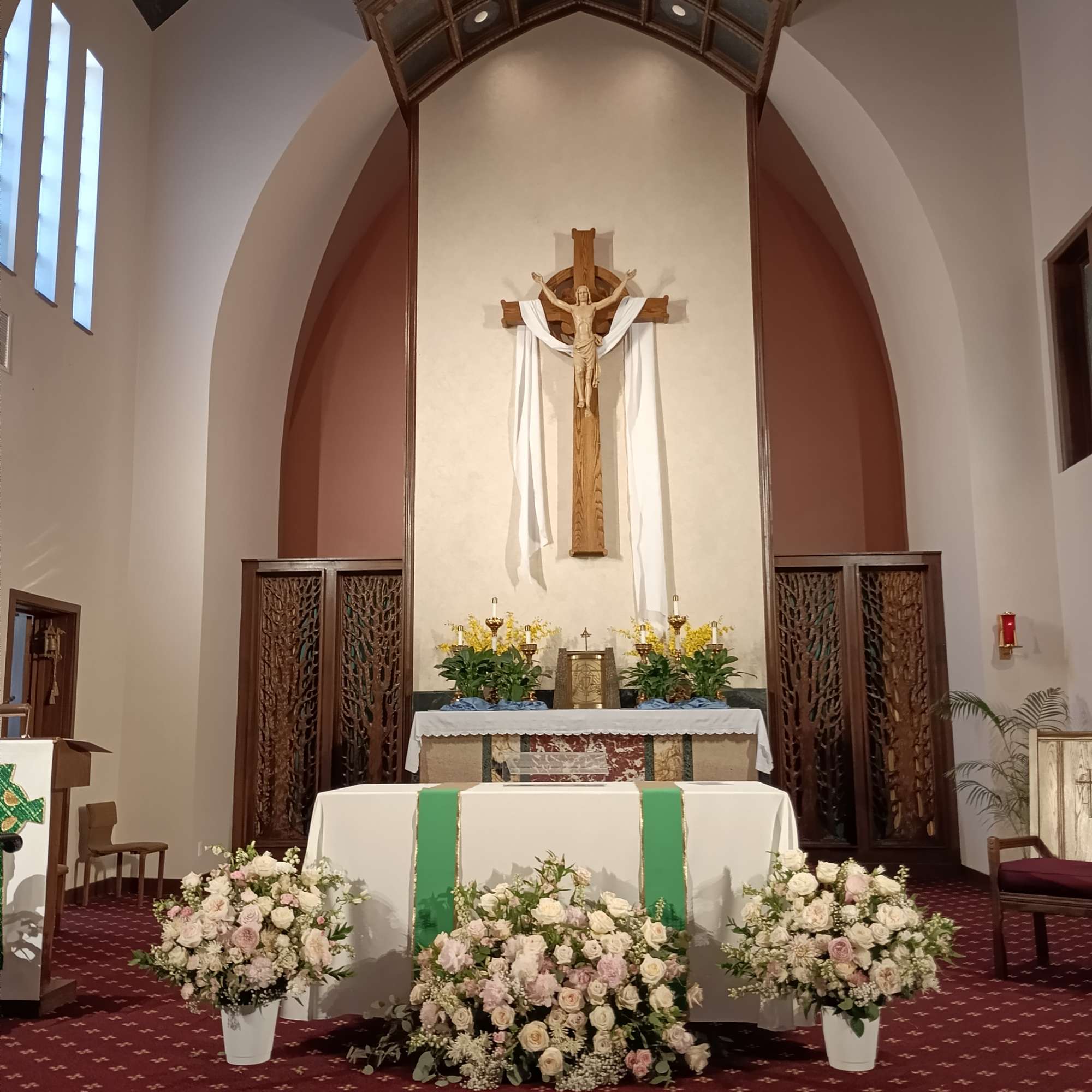 Beautiful blush, pink &amp; white roses, daisies, alstroemeria and other fillers altar