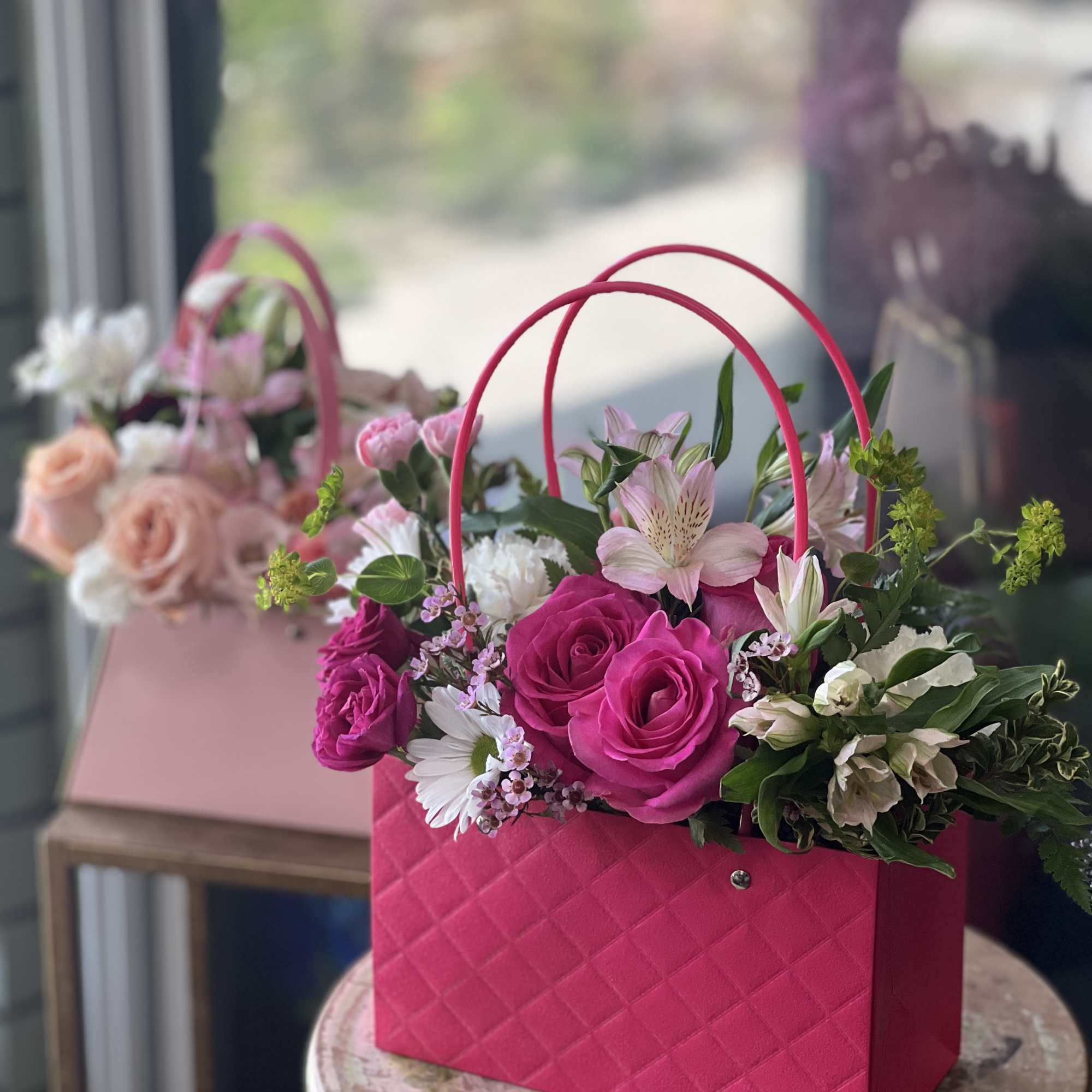 Hand bag of flower bouquet for Mom 
Color can be vary by