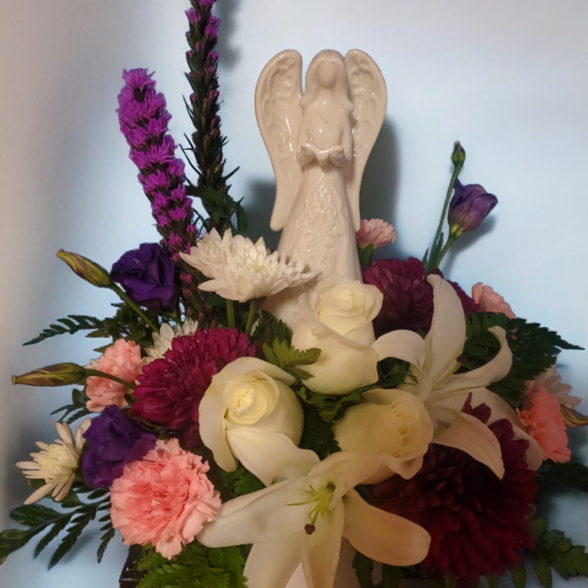 An elegantly unique expression of your deepest condolences, this mix includes fragrant An elegantly unique expression of your deepest condolences, this mix includes fragrant