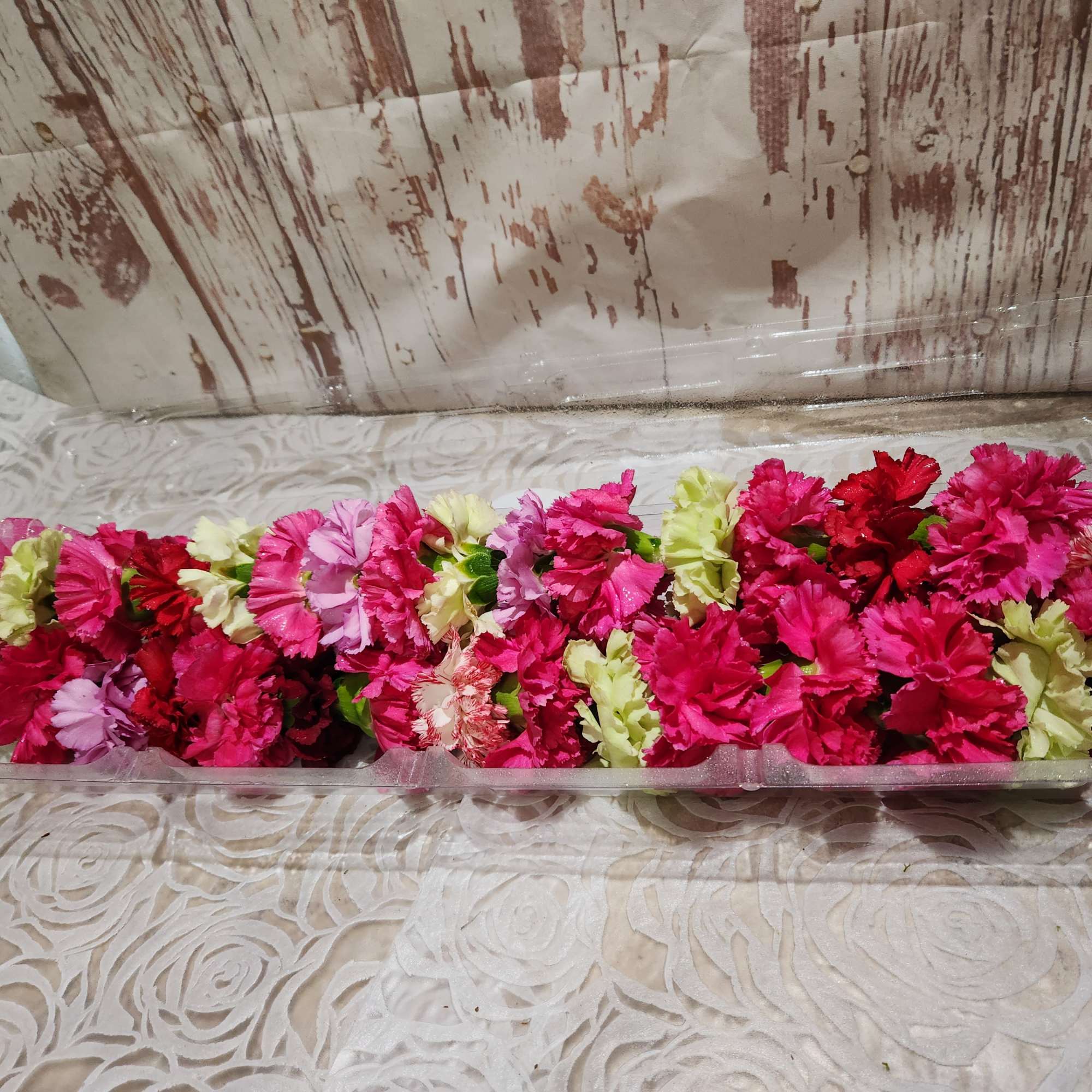 These beautiful carnation leis can be made in two colors -Example -
