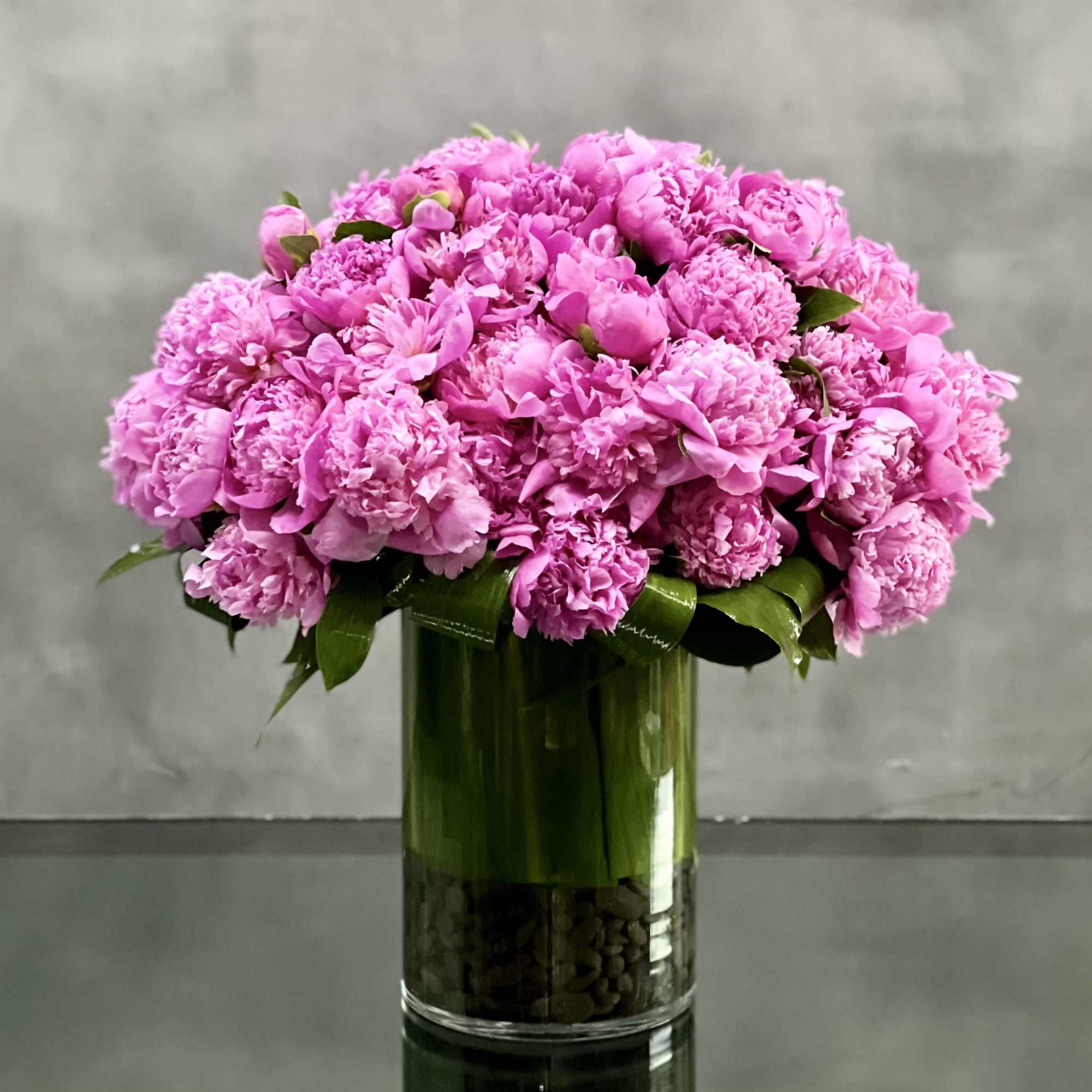 Touch her heart with this gorgeous masterpiece in pink! An elegant glass