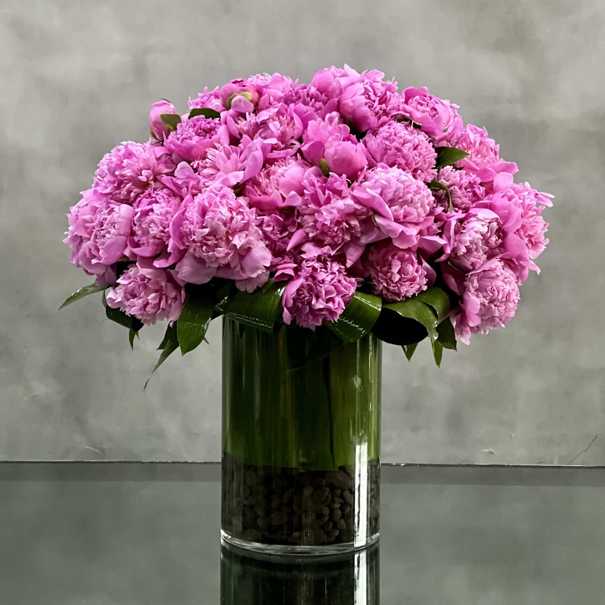 Touch her heart with this gorgeous masterpiece in pink! An elegant glass