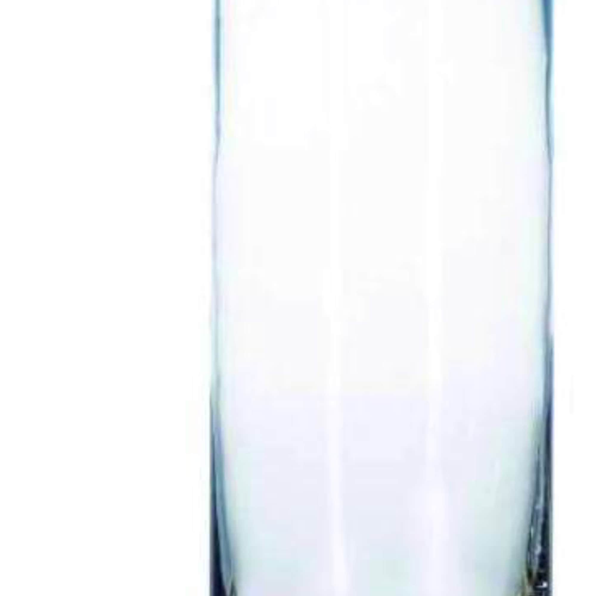 A bouquet of white rose is a perfect way to say, &ldquo;I&rsquo;m