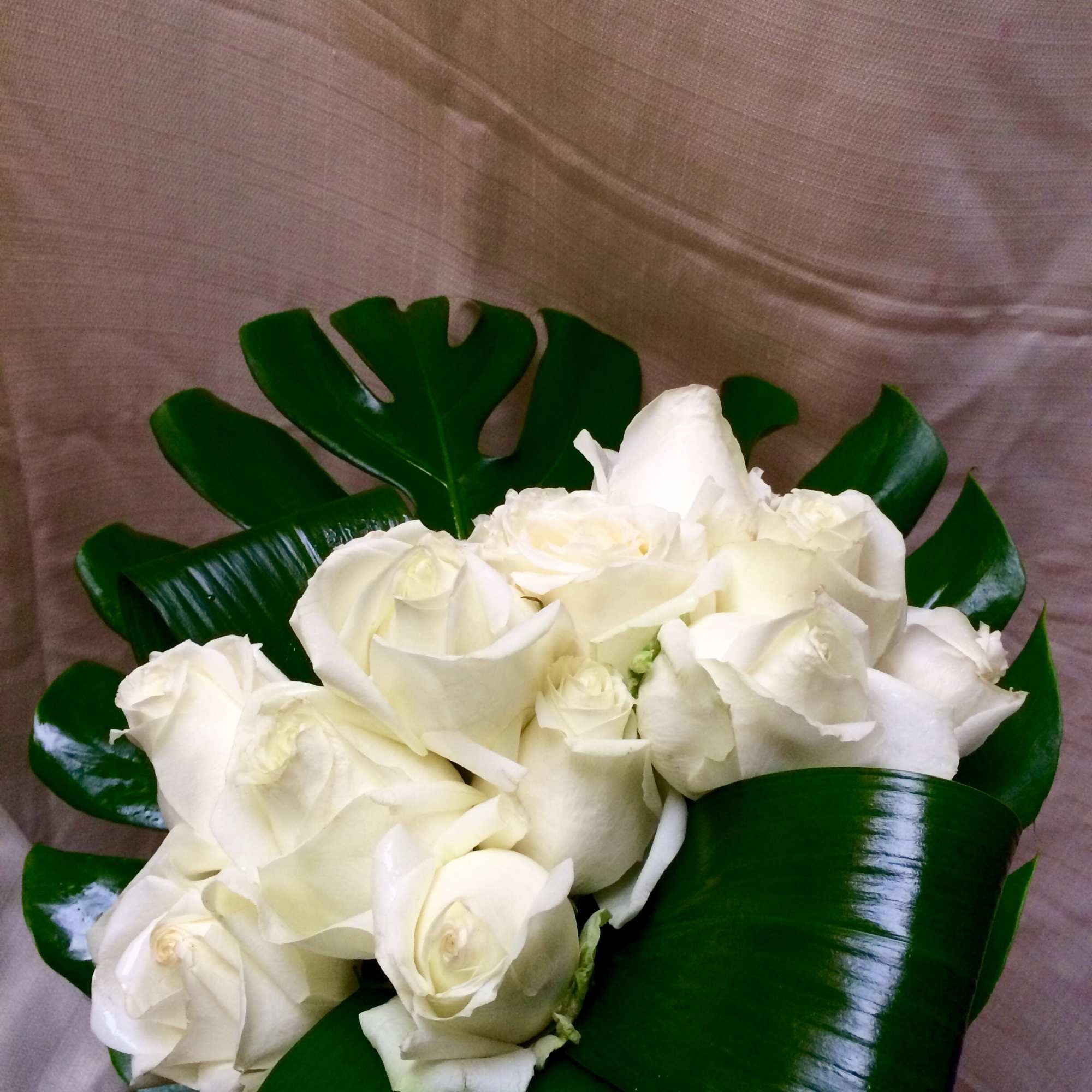 A bouquet of white rose is a perfect way to say, &ldquo;I&rsquo;m