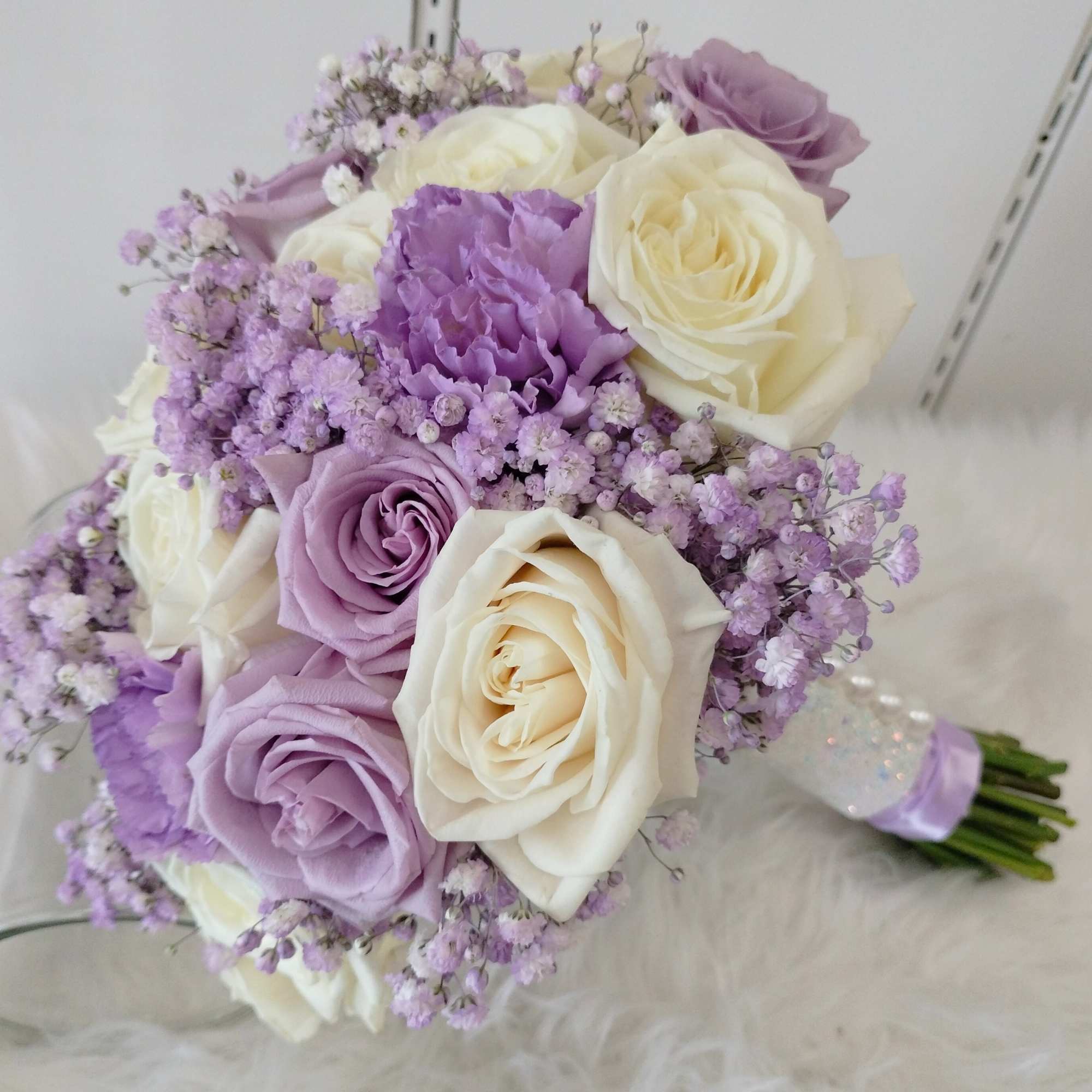18 rosas white, 6 rosas purple, and purple baby breath.