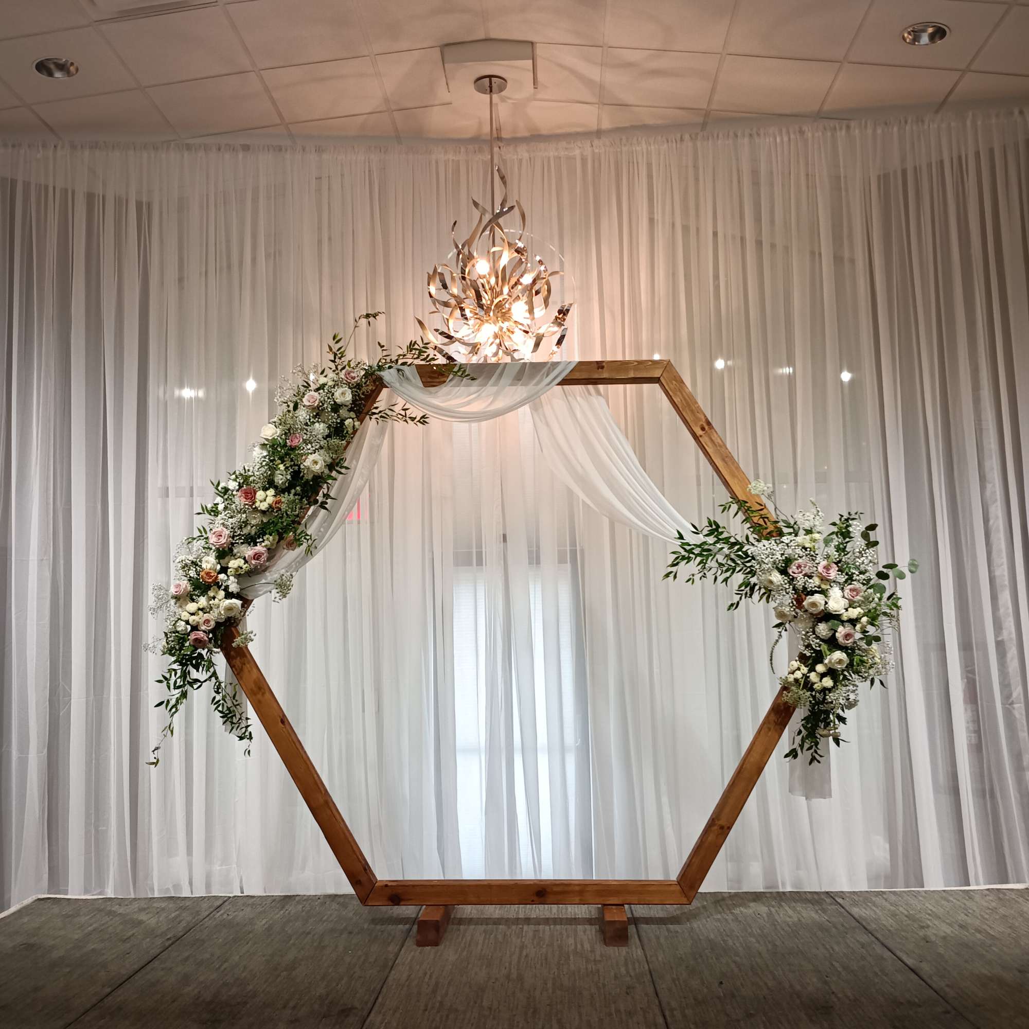 Beautiful vintage white, cuique send and toffee roses, white carnations, daisies, alstroemeria