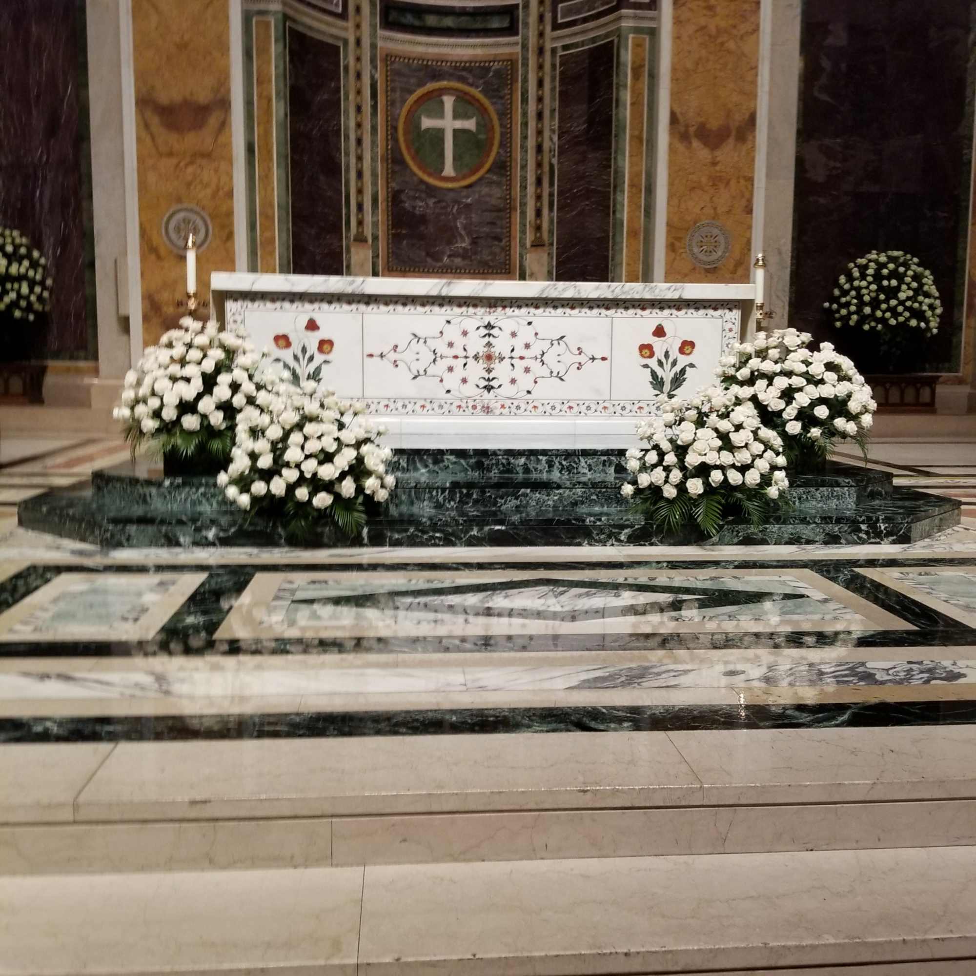 6 basket of one-sided rose arrangements to be placed around the alter