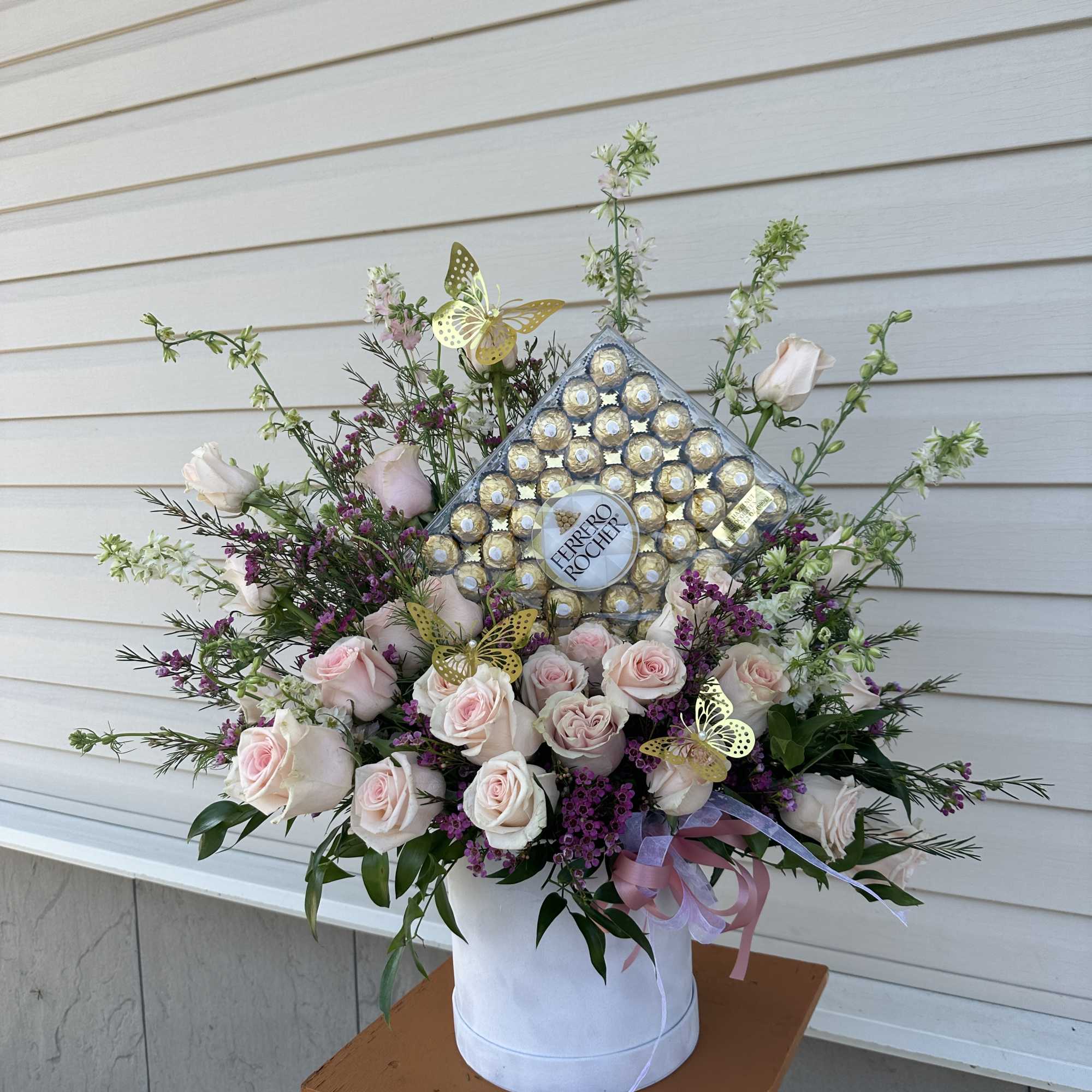 Caja de rosas y chocolates para cumplea&ntilde;os en Commack New York