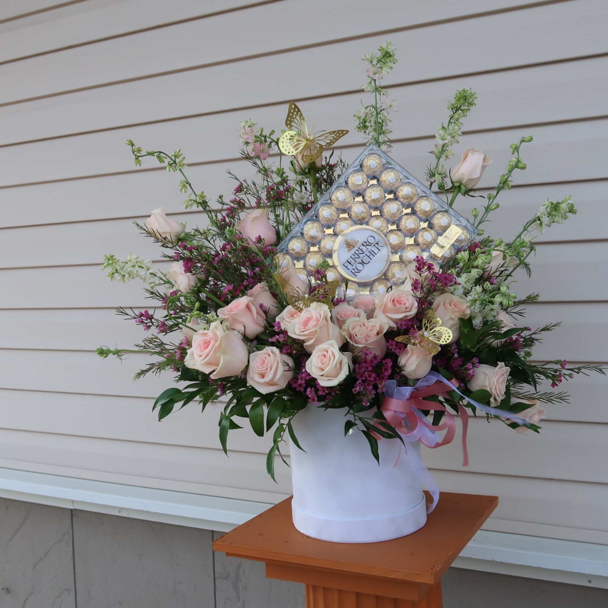 Caja de rosas y chocolates para cumplea&ntilde;os en Commack New York