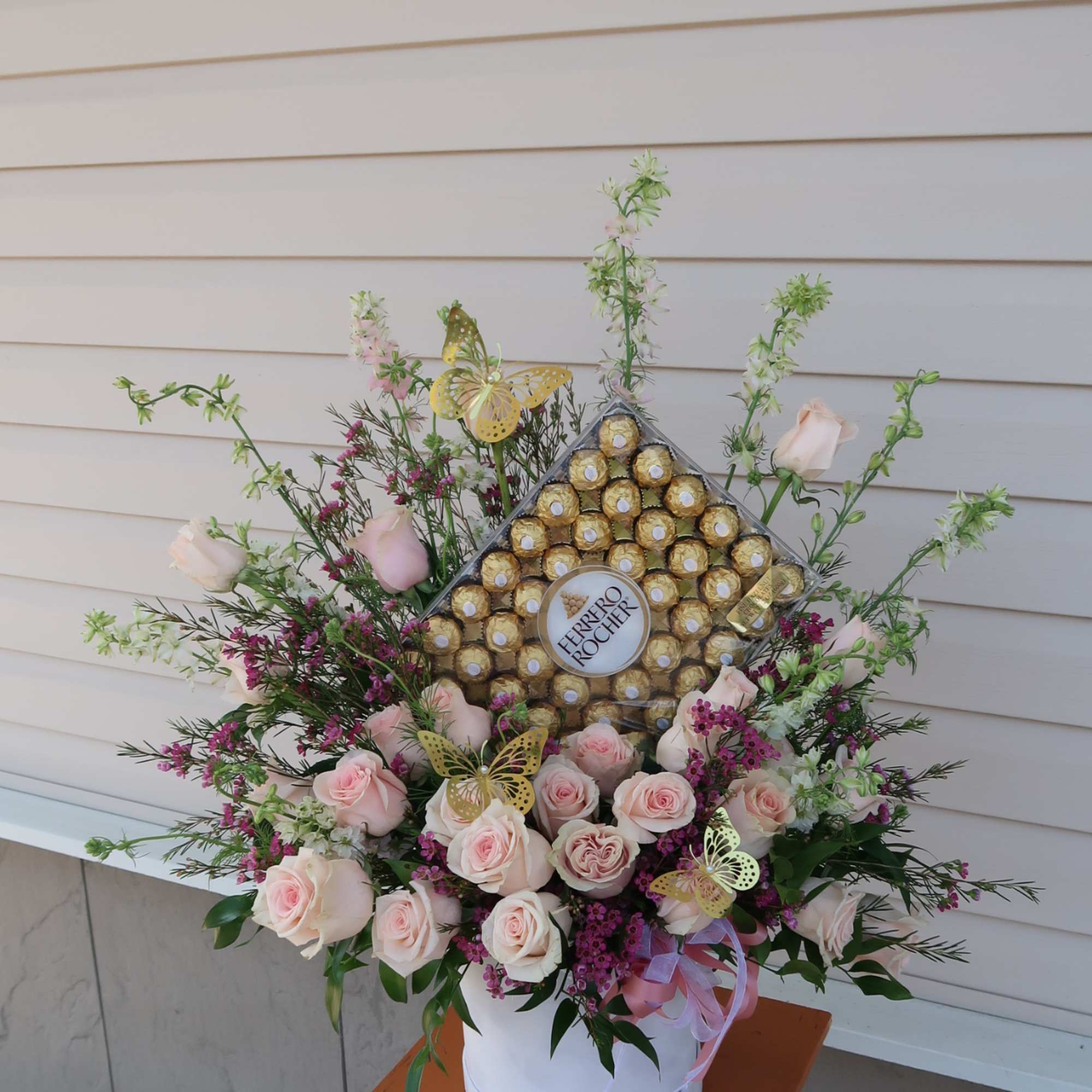 Caja de rosas y chocolates para cumplea&ntilde;os en Commack New York
