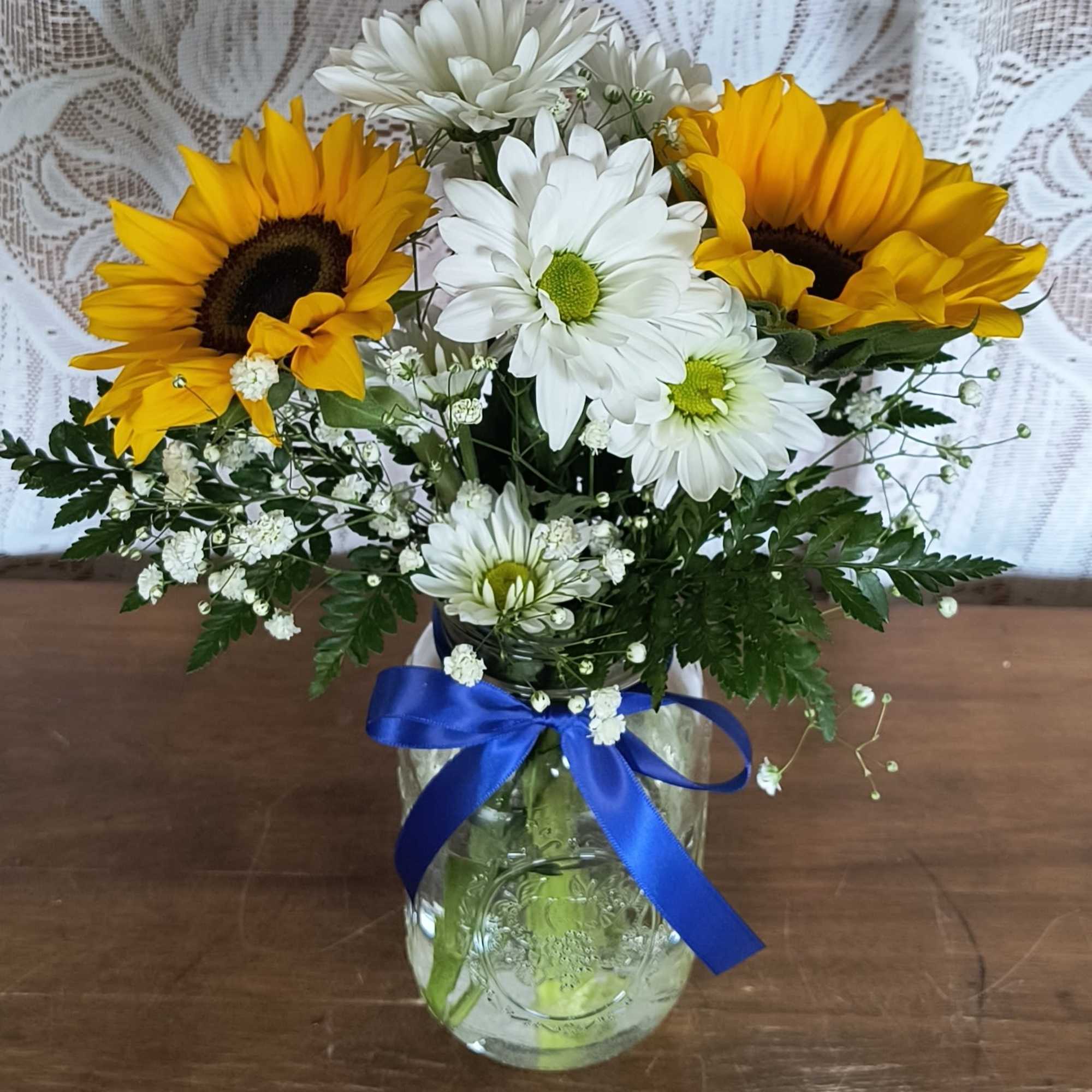 Everyday is sunny when there are sunflowers and daisies. Perfect for party