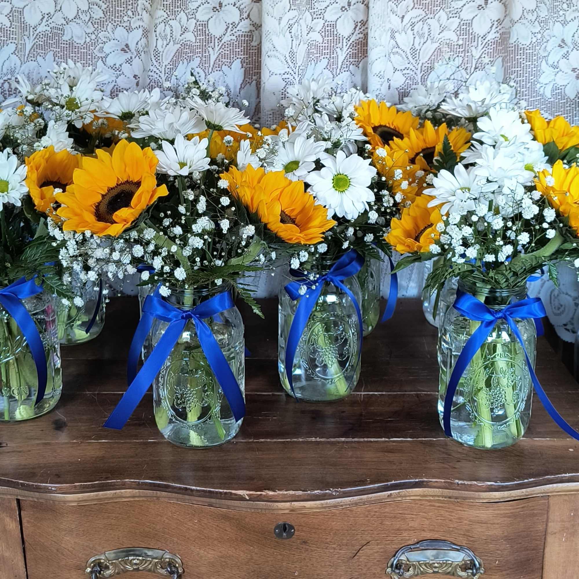 Everyday is sunny when there are sunflowers and daisies. Perfect for party
