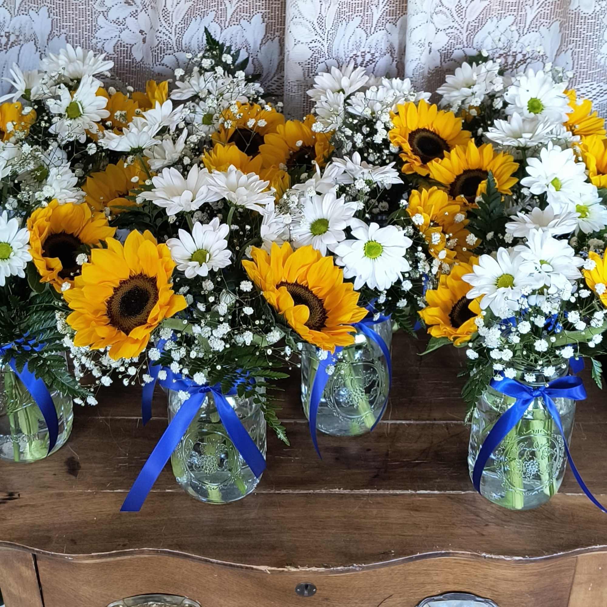 Everyday is sunny when there are sunflowers and daisies. Perfect for party