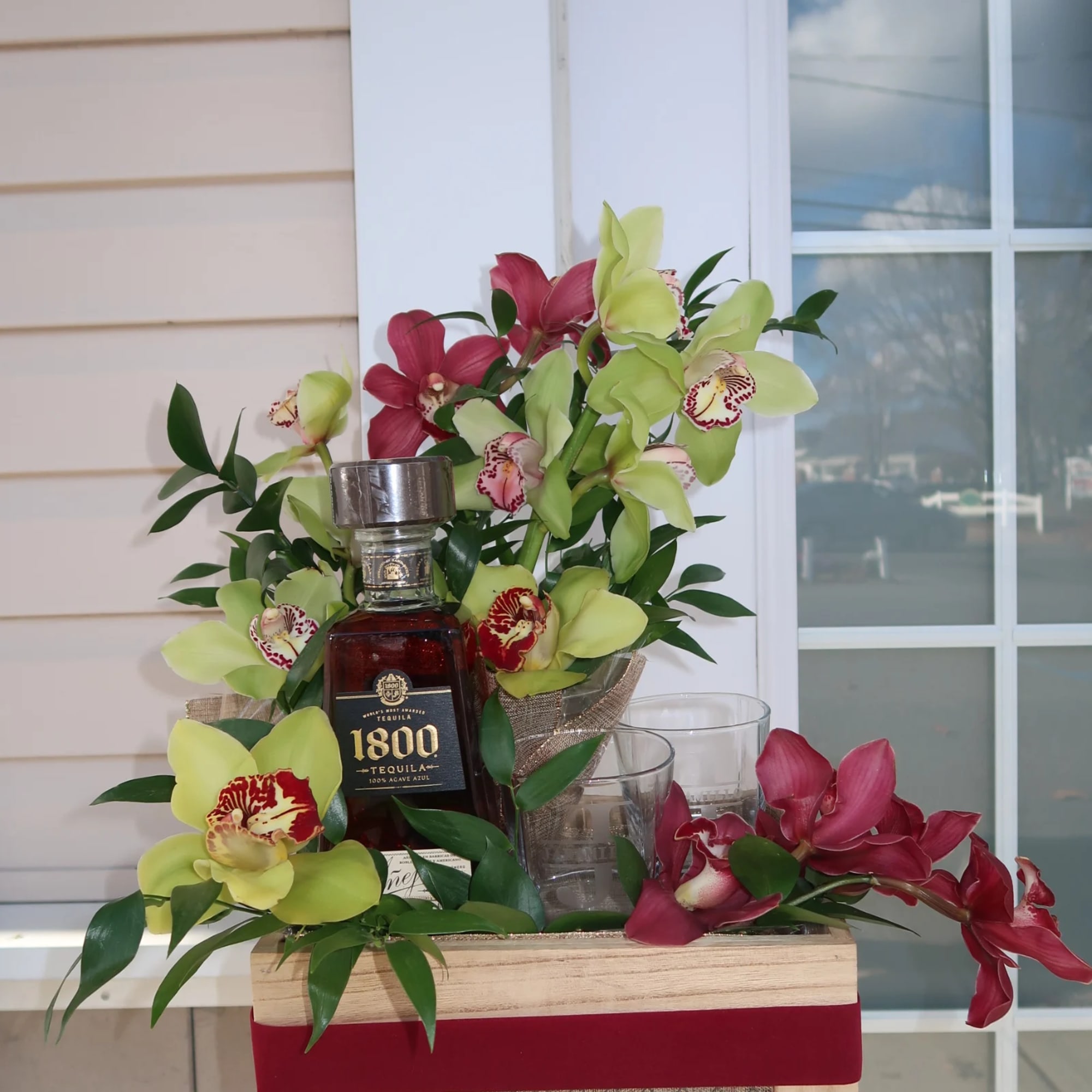 Este es un arreglo personalizado para ellos.
Incluye:
-Cymbidium orchids de dos colores.
-1 botella