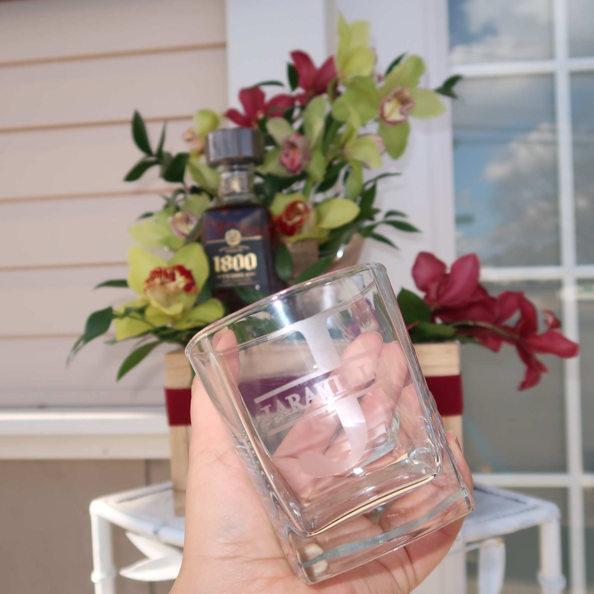 Este es un arreglo personalizado para ellos.
Incluye:
-Cymbidium orchids de dos colores.
-1 botella