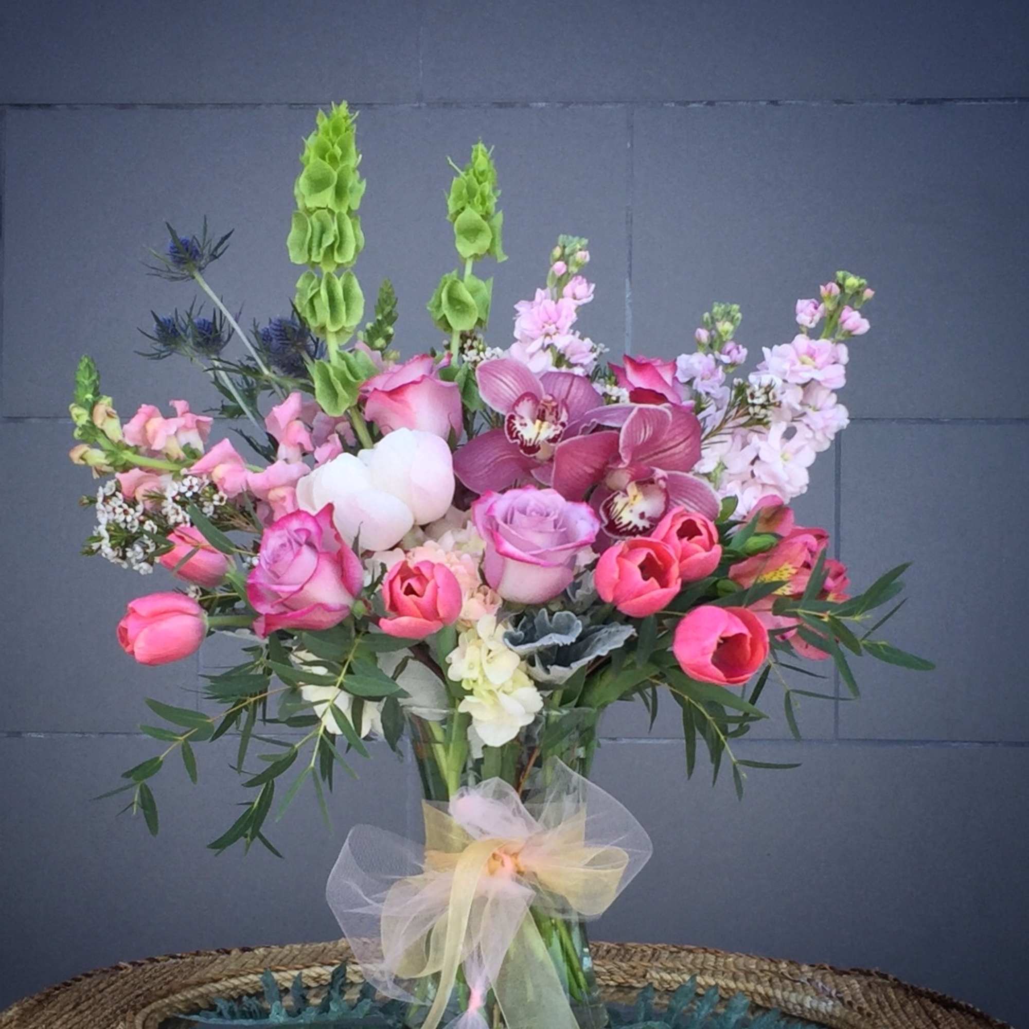 A pretty design including hydrangea, fragrant stock, rose... and accents.
STANDARD: FIRST PHOTO
DELUXE: