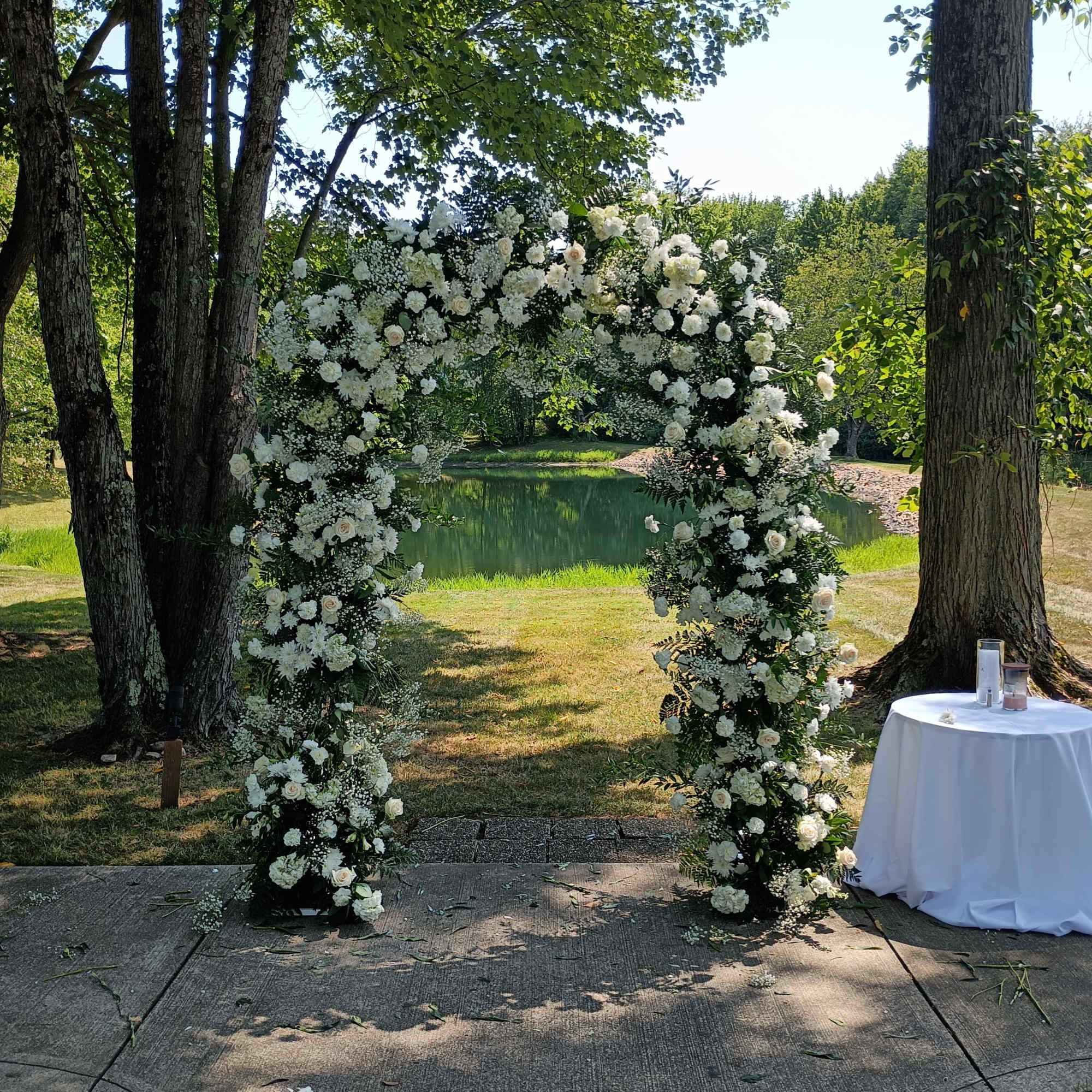 Beautiful whole arch with white roses, daisies, carnations and other fillers 