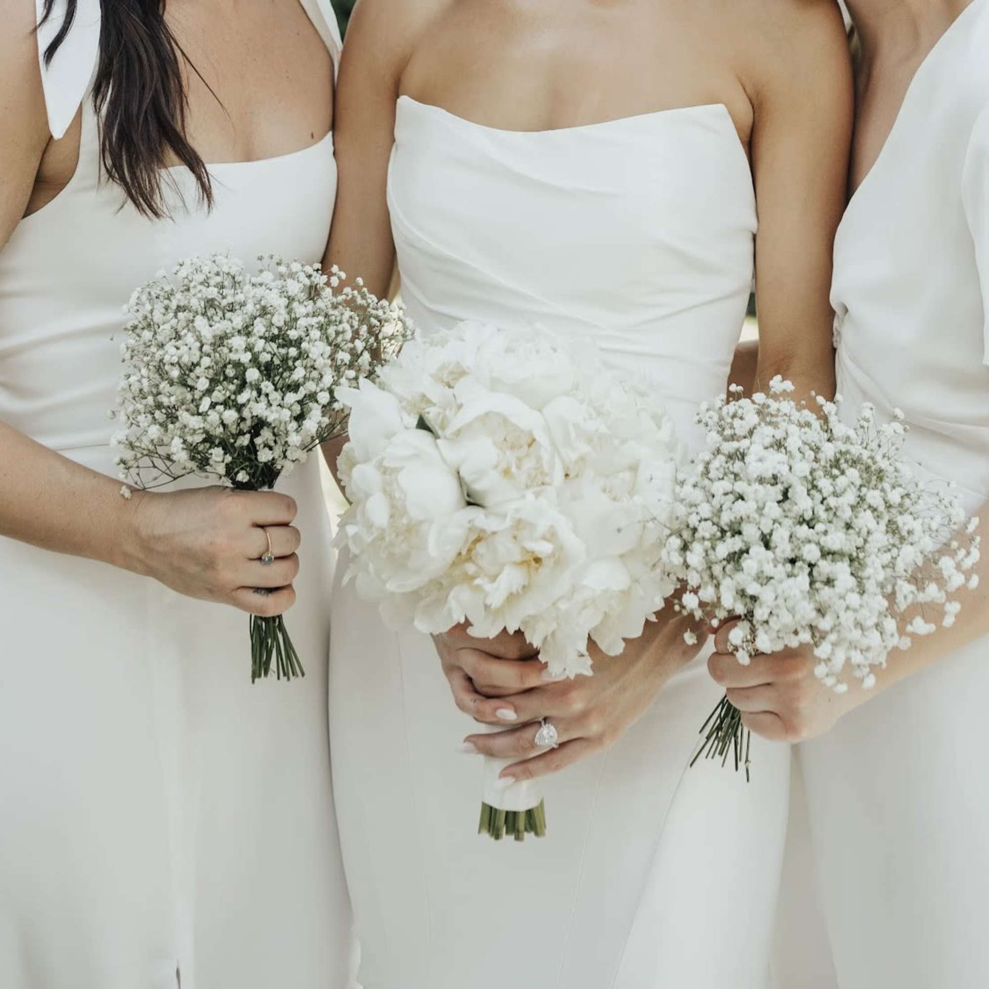 - Embrace timeless elegance with white peonies, epitomizing grace and sophistication.
- Lush