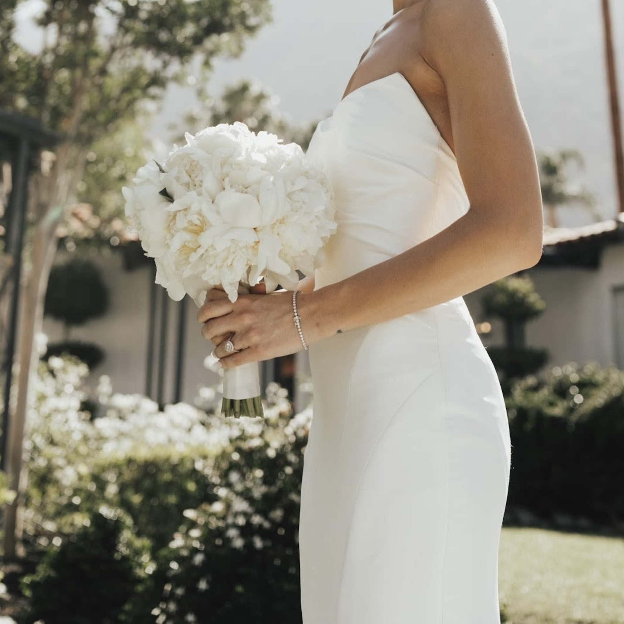 - Embrace timeless elegance with white peonies, epitomizing grace and sophistication.
- Lush