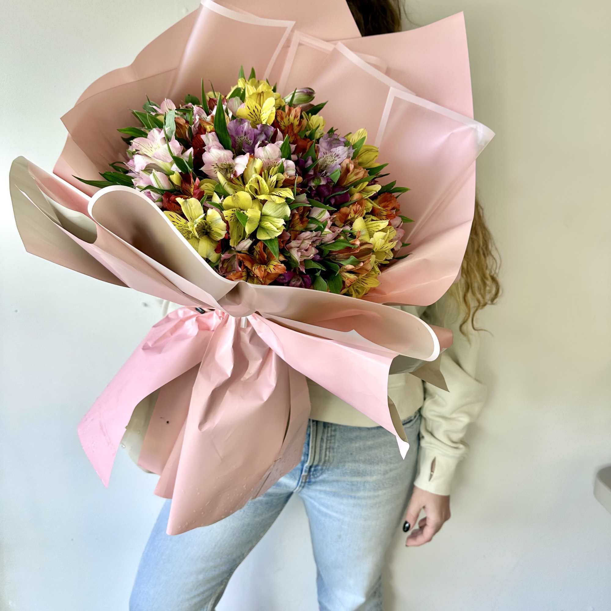 I&#039;ts a Vibe! 100 Alstroemerias bouquet

Brighten up someone&#039;s day with this amazing