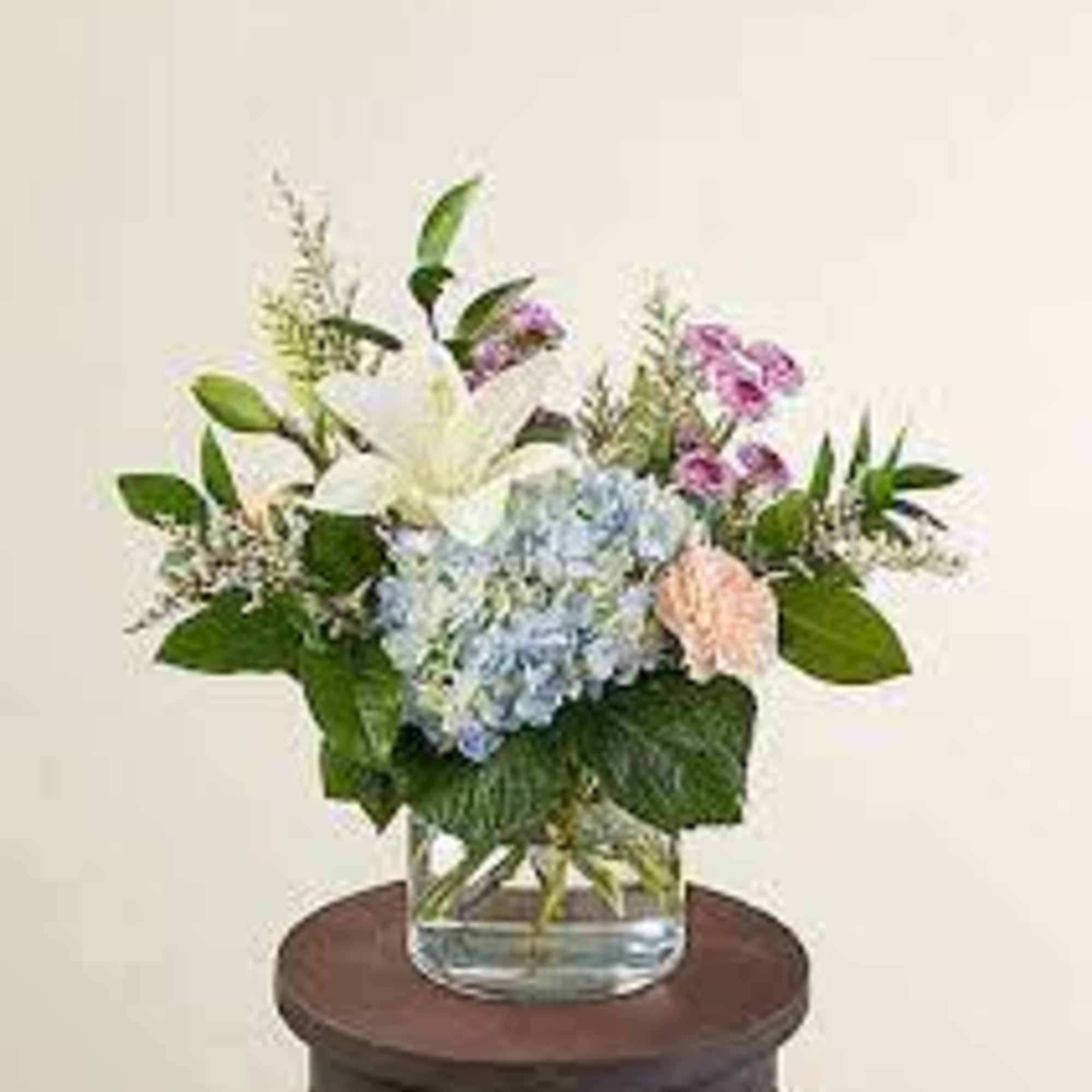 The calming blue hydrangea is the perfect summer pair for the peach The calming blue hydrangea is the perfect summer pair for the peach