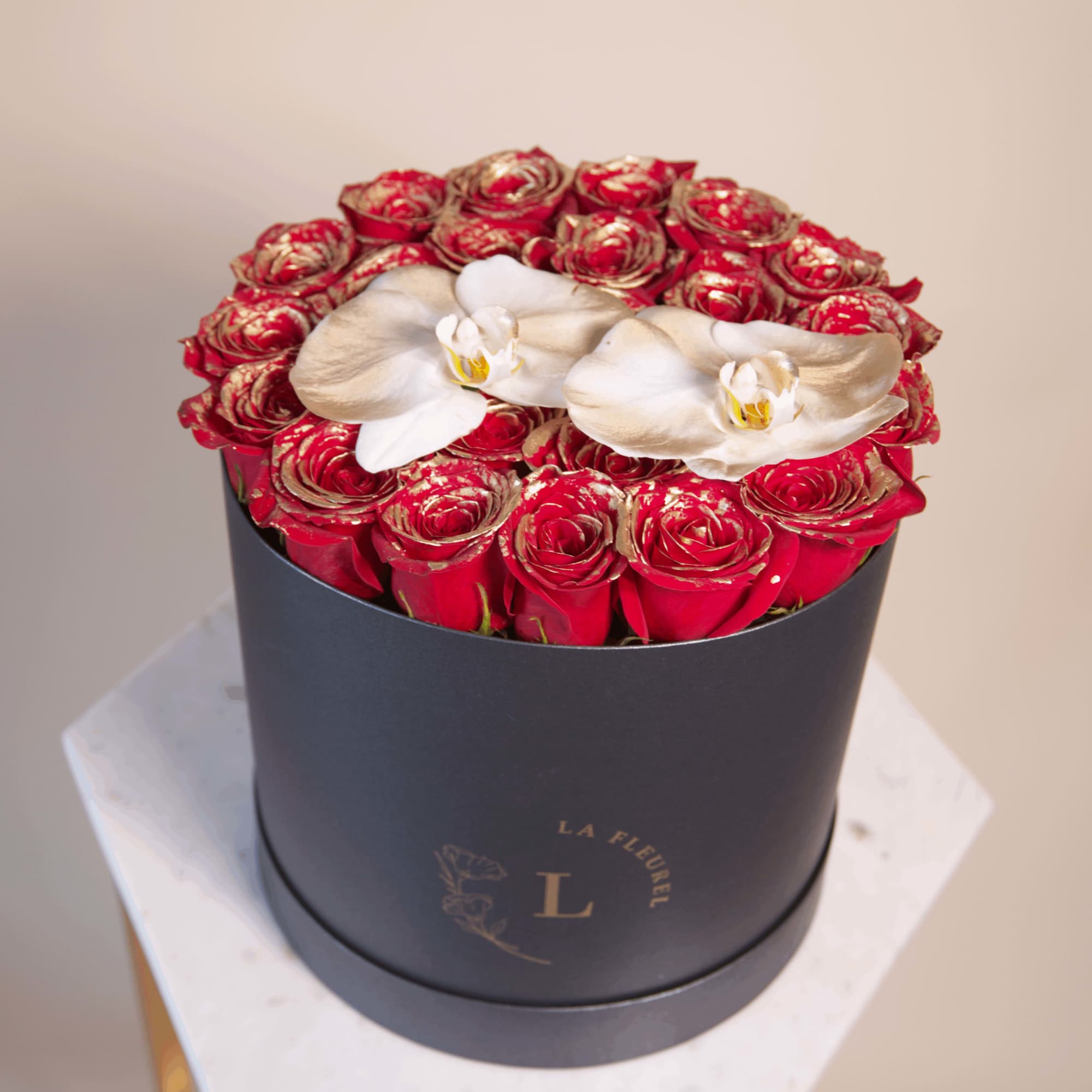 This beautiful box contains a combination of 22 to 25 fresh roses