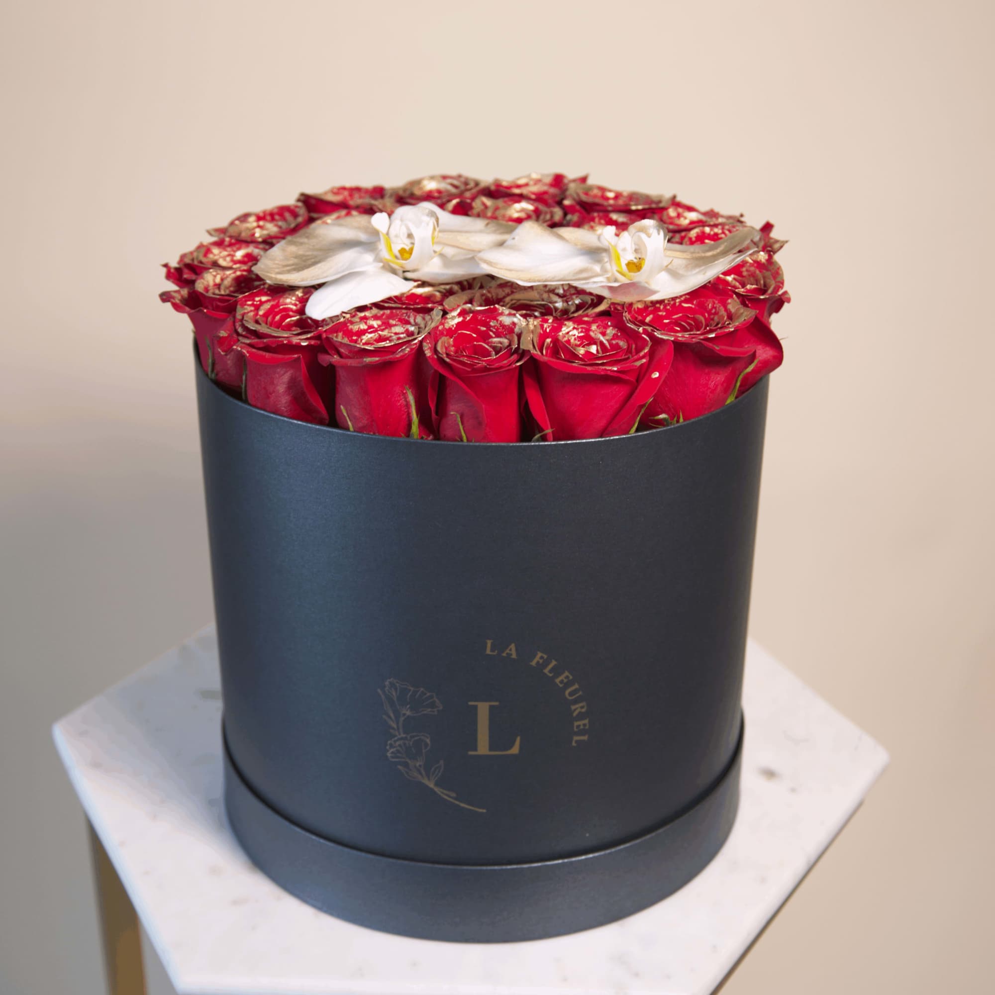 This beautiful box contains a combination of 22 to 25 fresh roses