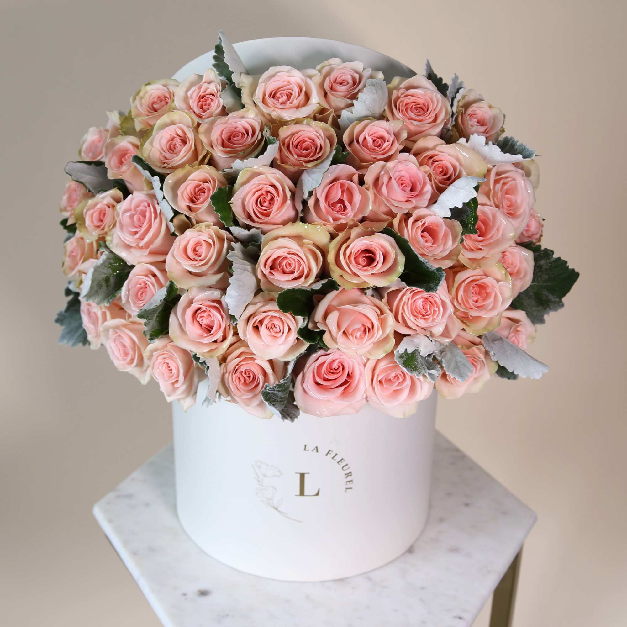 This beautiful box contains a combination of 45 to 50 fresh roses